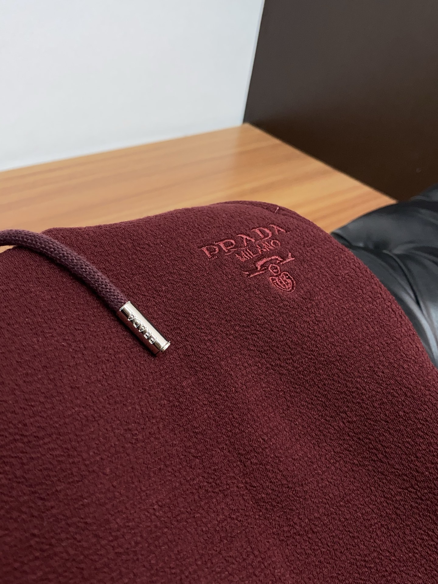 。🩵普拉达 专柜新品同步上市。原单订制高品质时尚休闲裤。超级百搭款。独家定制面料，手感细腻柔软，贴身舒适