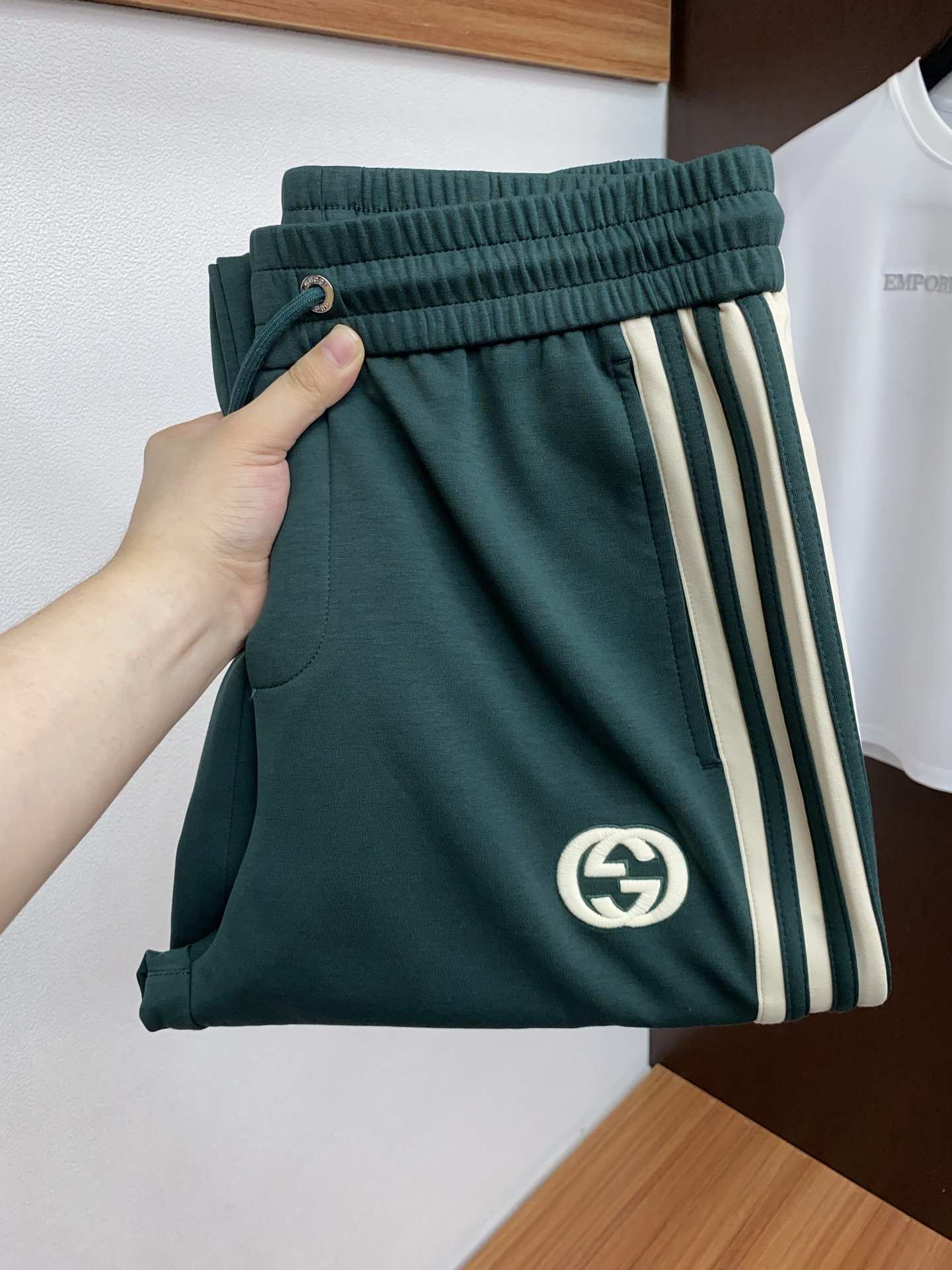 。🩵古奇 专柜新品同步上市。原单订制高品质时尚休闲裤。超级百搭款。独家定制面料，手感细腻柔软，贴身舒适，