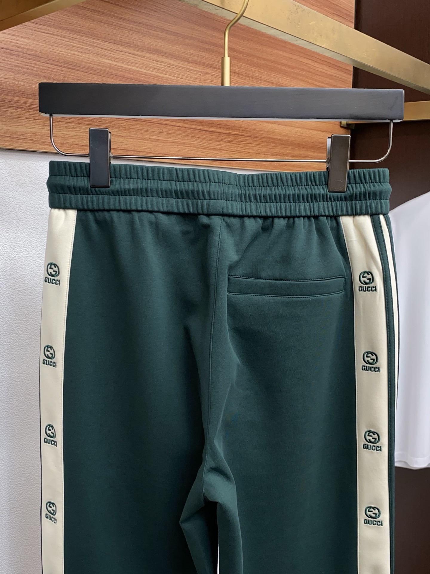 。🩵古奇 专柜新品同步上市。原单订制高品质时尚休闲裤。超级百搭款。独家定制面料，手感细腻柔软，贴身舒适，