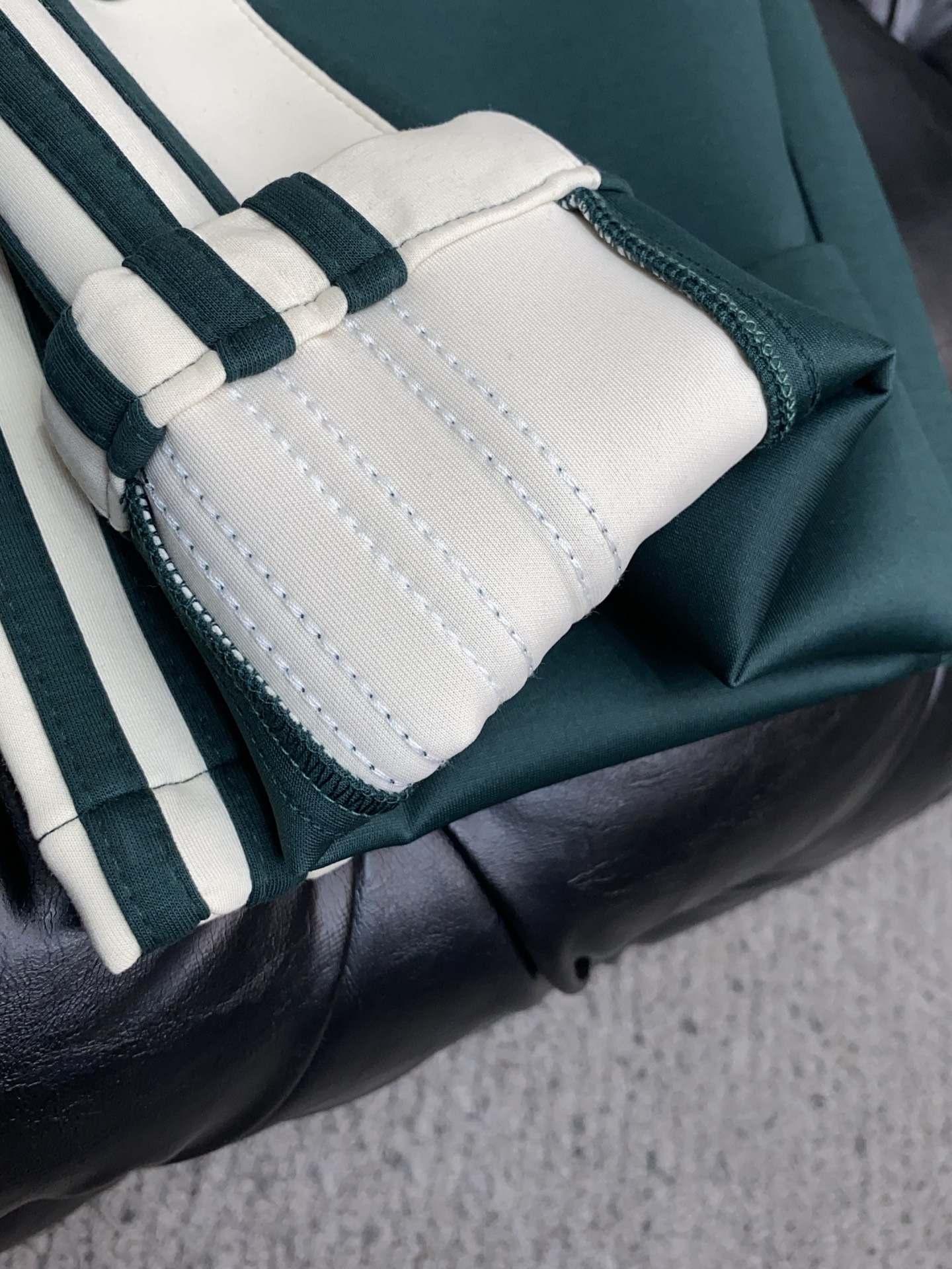 。🩵古奇 专柜新品同步上市。原单订制高品质时尚休闲裤。超级百搭款。独家定制面料，手感细腻柔软，贴身舒适，