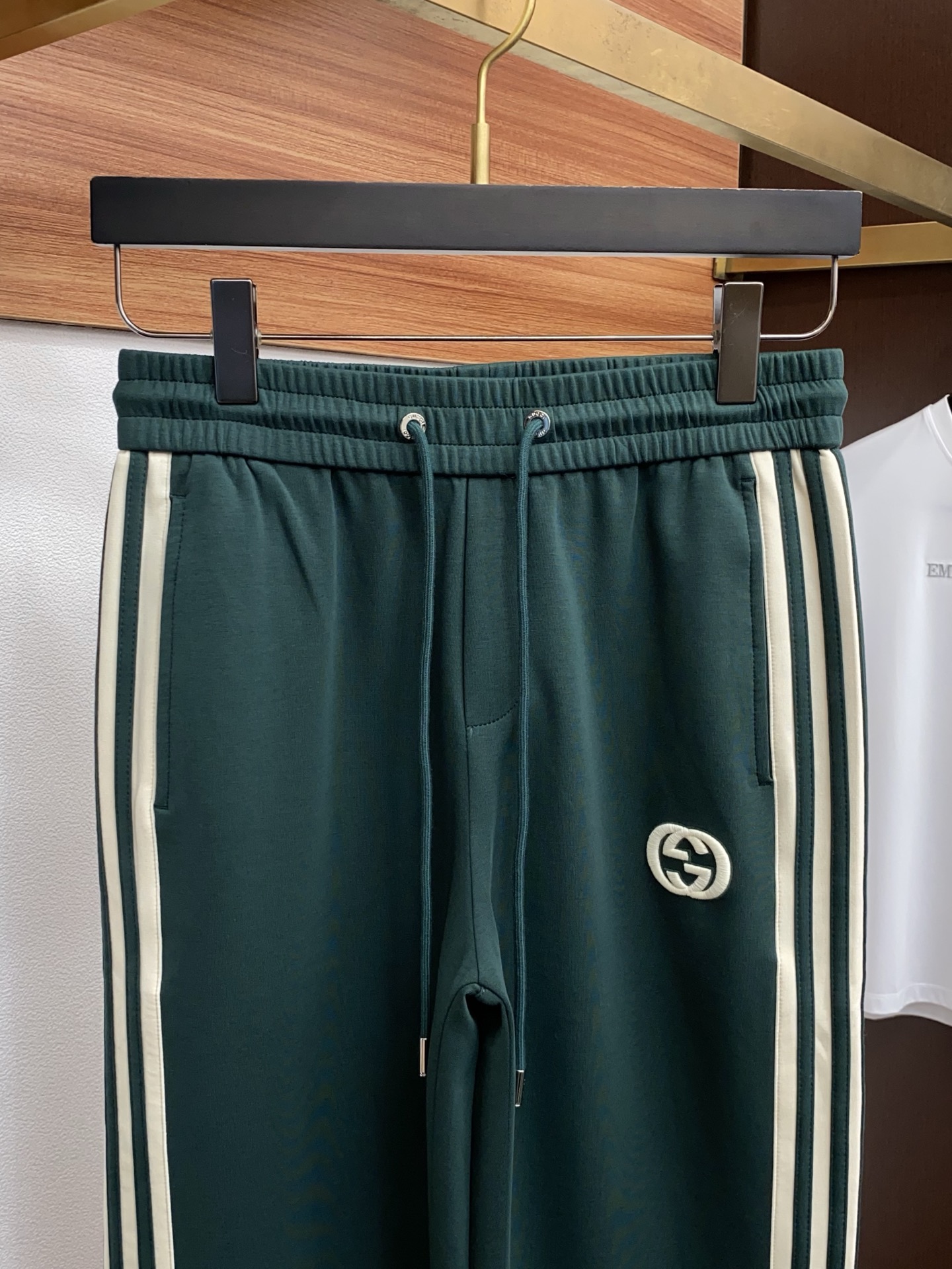 。🩵古奇 专柜新品同步上市。原单订制高品质时尚休闲裤。超级百搭款。独家定制面料，手感细腻柔软，贴身舒适，