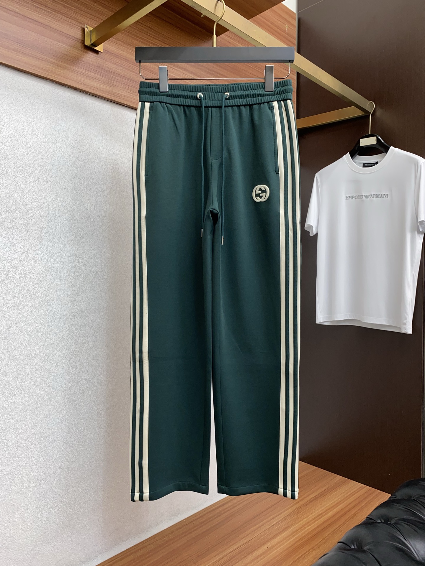 。🩵古奇 专柜新品同步上市。原单订制高品质时尚休闲裤。超级百搭款。独家定制面料，手感细腻柔软，贴身舒适，