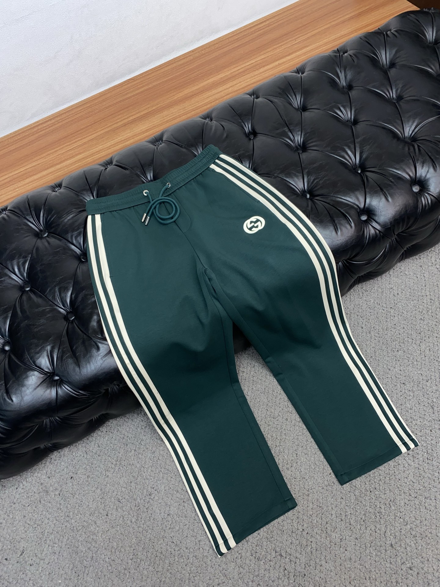 。🩵古奇 专柜新品同步上市。原单订制高品质时尚休闲裤。超级百搭款。独家定制面料，手感细腻柔软，贴身舒适，