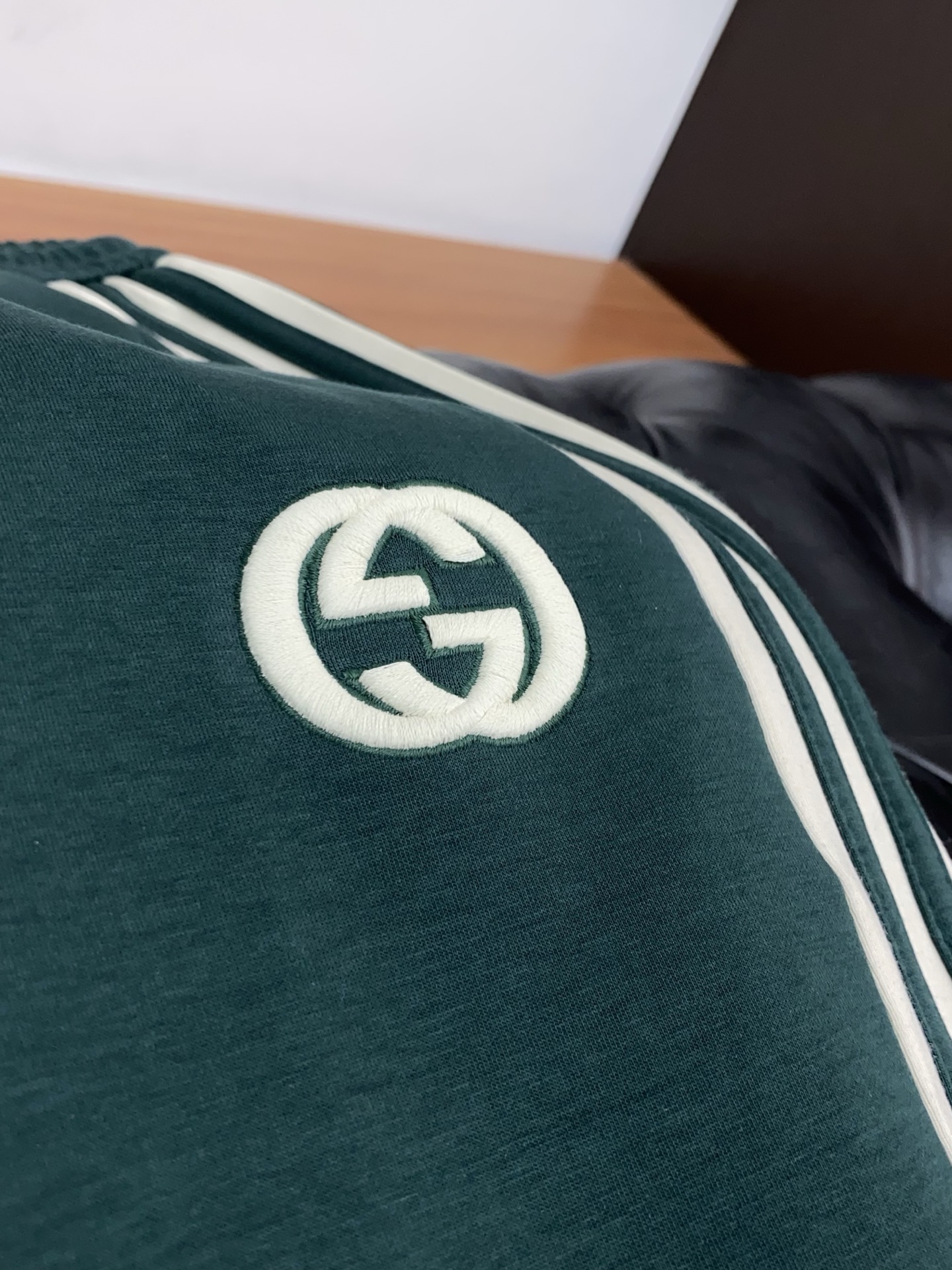 。🩵古奇 专柜新品同步上市。原单订制高品质时尚休闲裤。超级百搭款。独家定制面料，手感细腻柔软，贴身舒适，