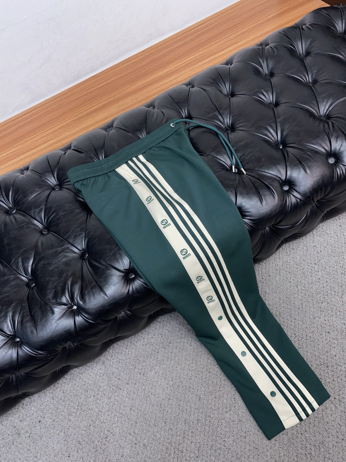 。🩵古奇 专柜新品同步上市。原单订制高品质时尚休闲裤。超级百搭款。独家定制面料，手感细腻柔软，贴身舒适，