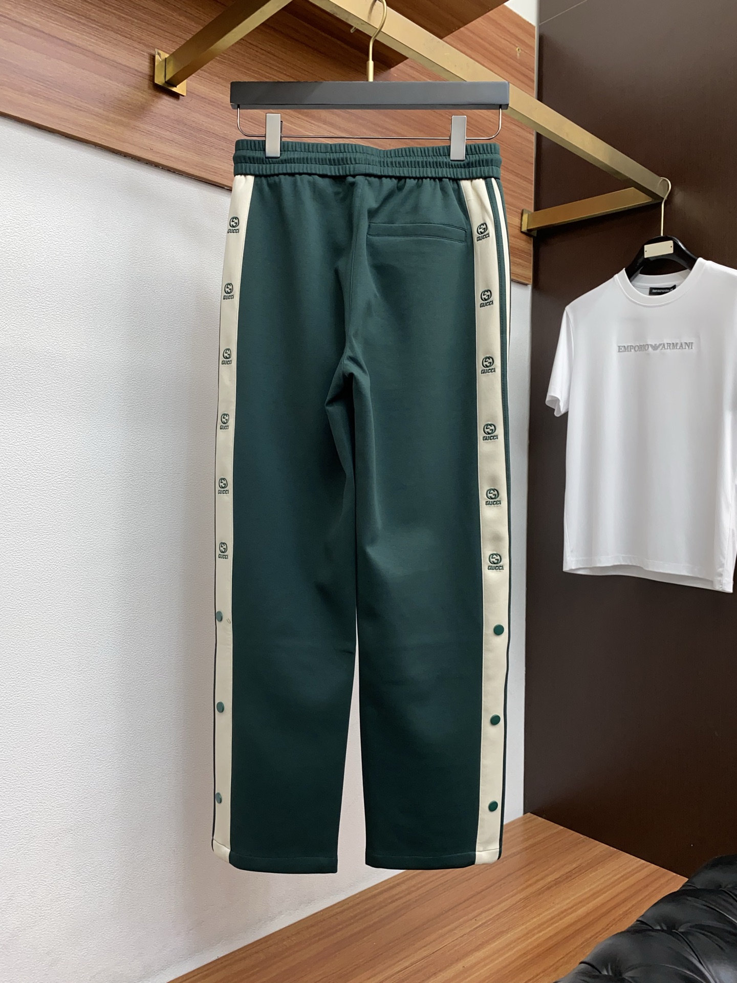 。🩵古奇 专柜新品同步上市。原单订制高品质时尚休闲裤。超级百搭款。独家定制面料，手感细腻柔软，贴身舒适，