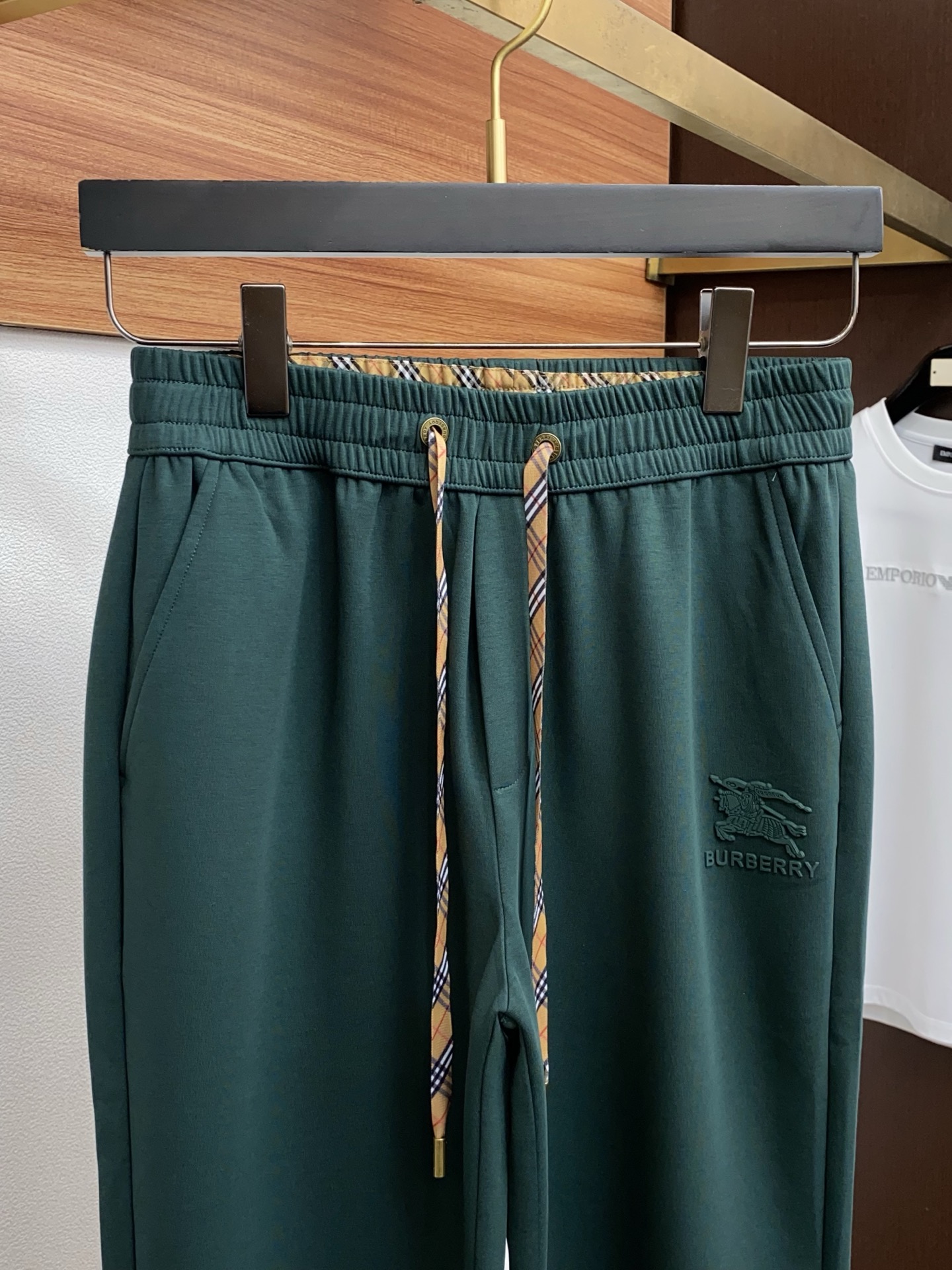 巴宝莉 专柜新品同步上市。原单订制高品质时尚休闲裤。超级百搭款。独家定制面料，手感细腻柔软，贴身舒适，上