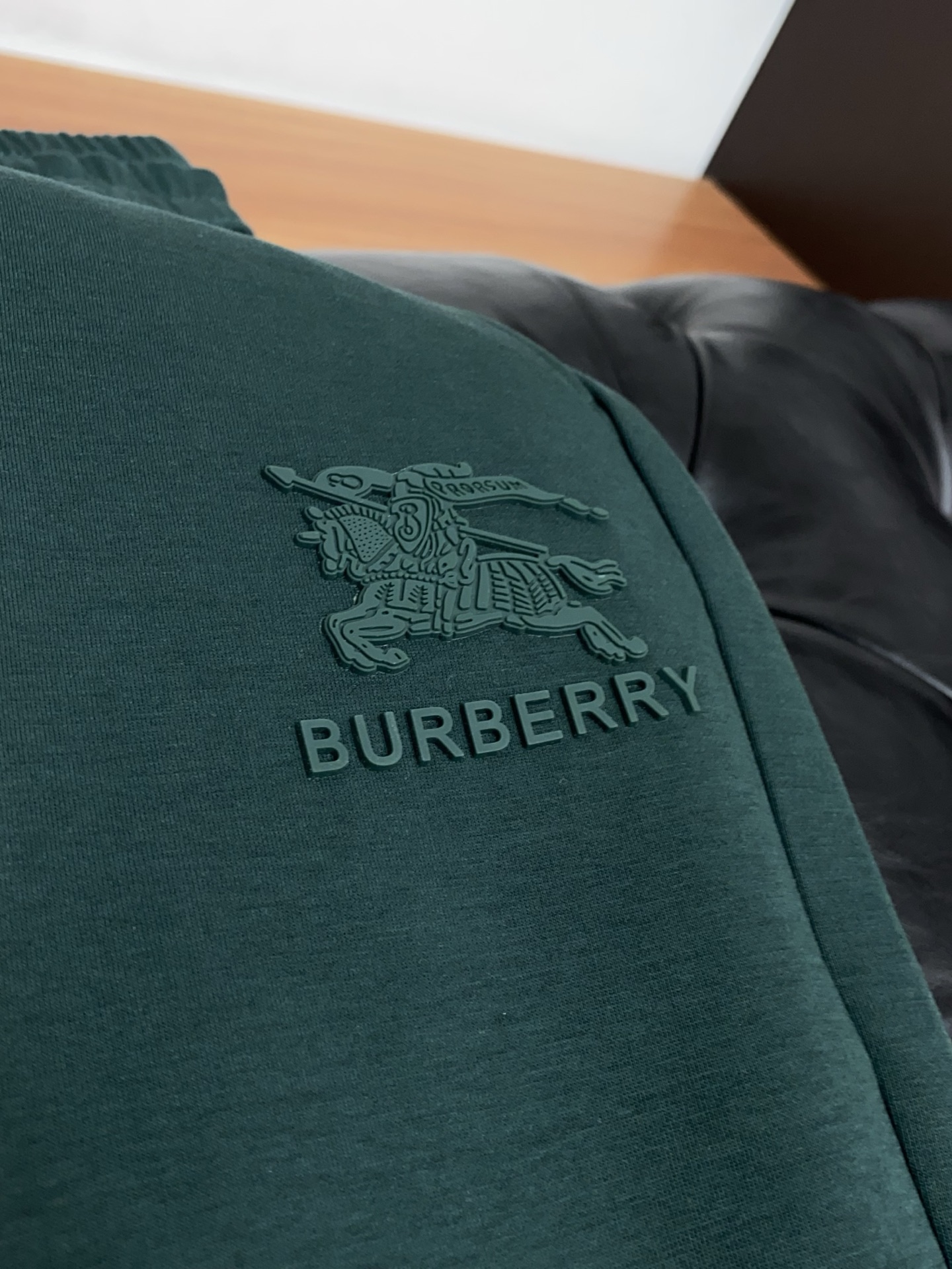 巴宝莉 专柜新品同步上市。原单订制高品质时尚休闲裤。超级百搭款。独家定制面料，手感细腻柔软，贴身舒适，上