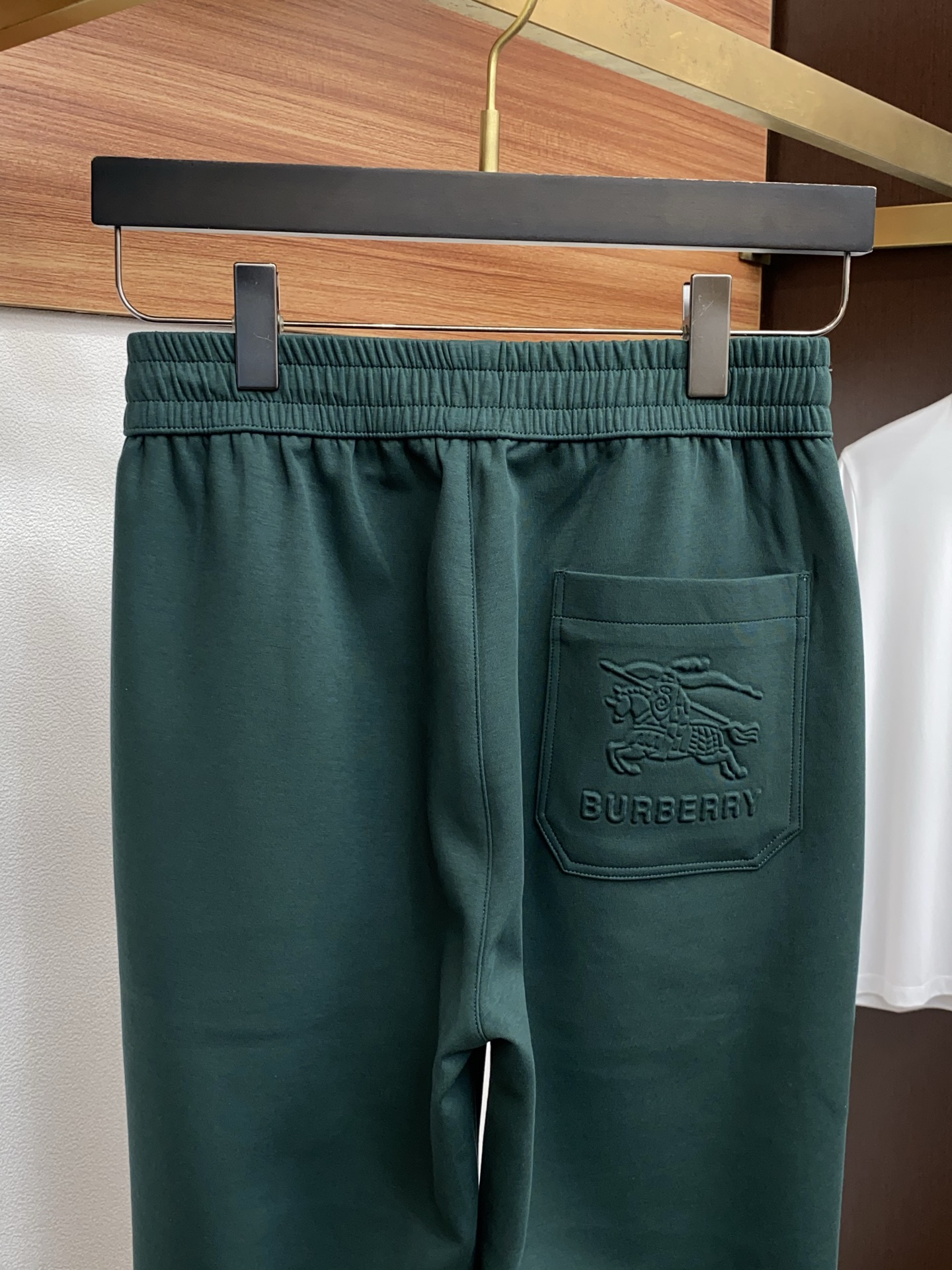 巴宝莉 专柜新品同步上市。原单订制高品质时尚休闲裤。超级百搭款。独家定制面料，手感细腻柔软，贴身舒适，上