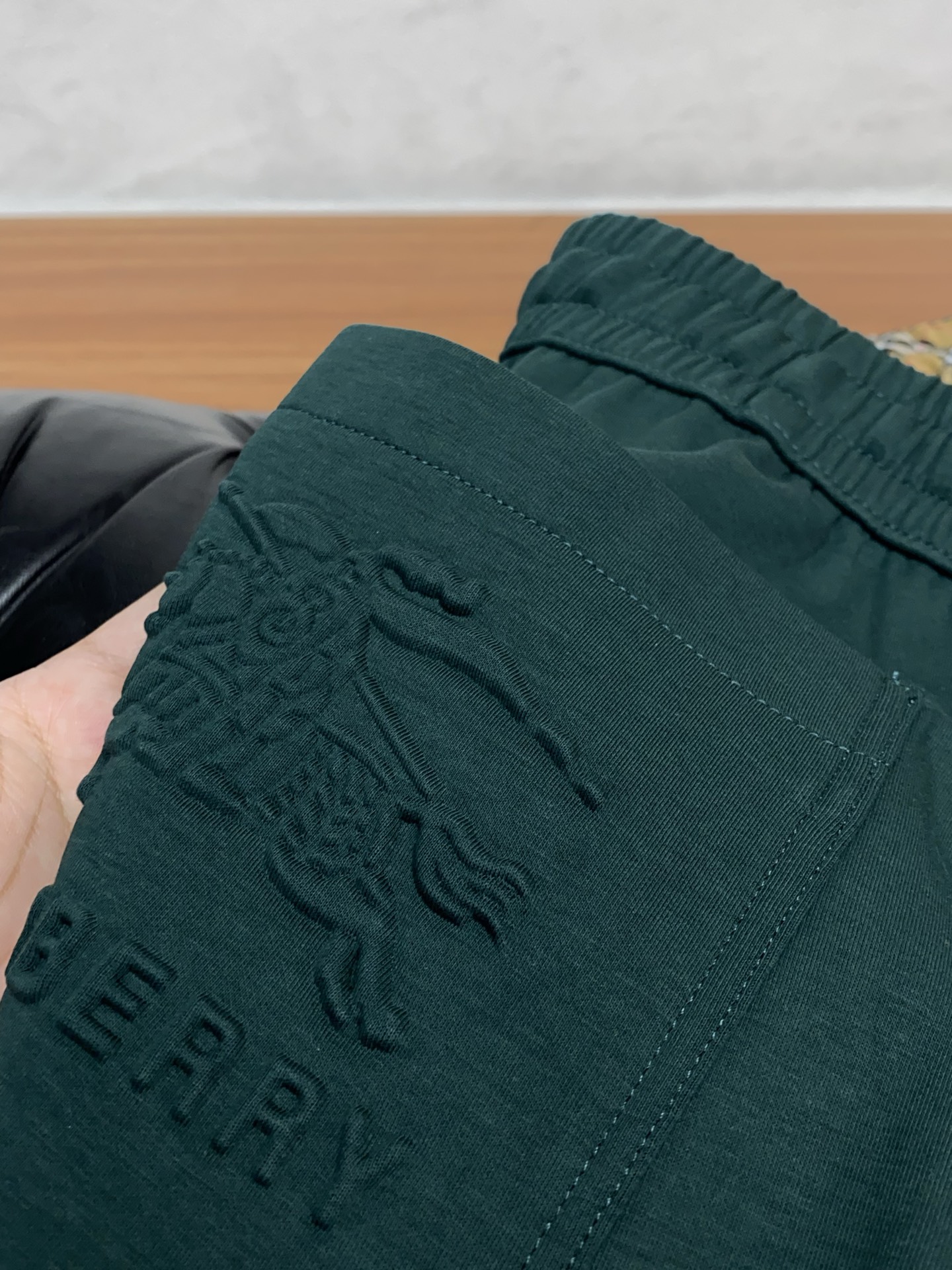 巴宝莉 专柜新品同步上市。原单订制高品质时尚休闲裤。超级百搭款。独家定制面料，手感细腻柔软，贴身舒适，上