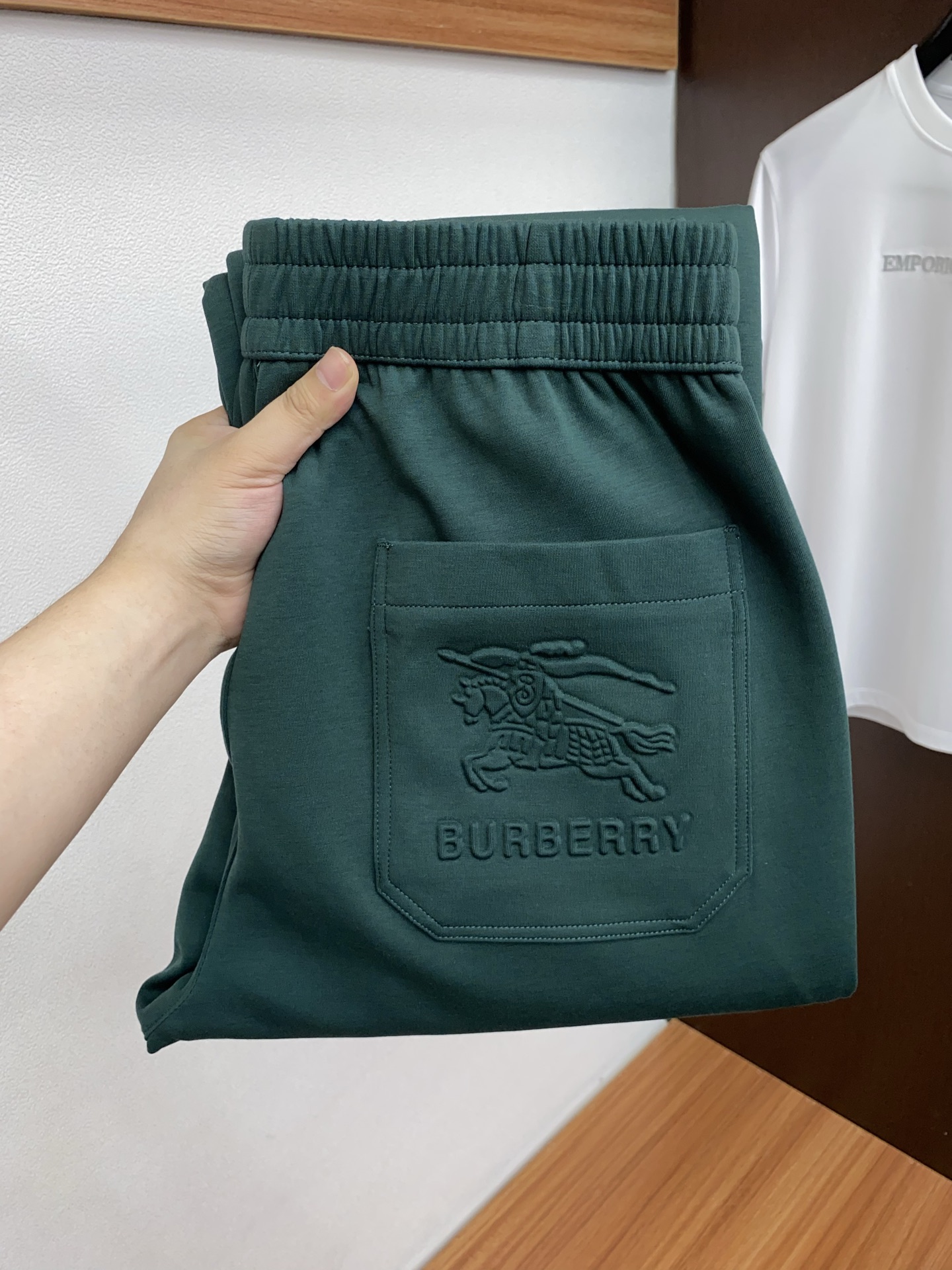 。🩵巴宝莉 专柜新品同步上市。原单订制高品质时尚休闲裤。超级百搭款。独家定制面料，手感细腻柔软，贴身舒适