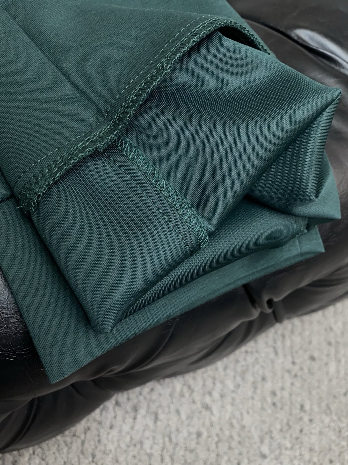 巴宝莉 专柜新品同步上市。原单订制高品质时尚休闲裤。超级百搭款。独家定制面料，手感细腻柔软，贴身舒适，上