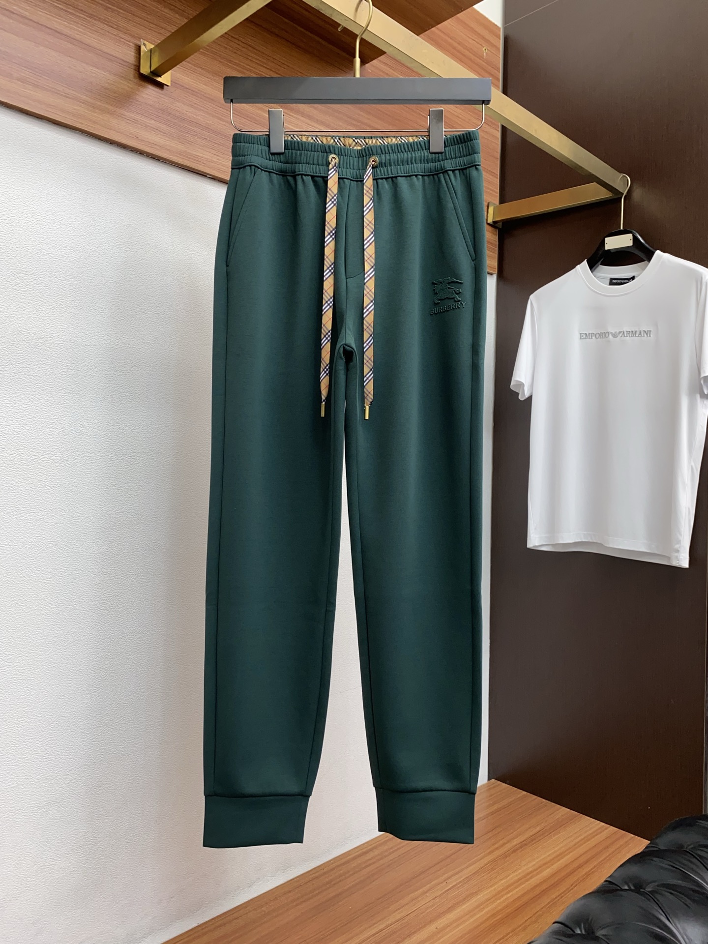 巴宝莉 专柜新品同步上市。原单订制高品质时尚休闲裤。超级百搭款。独家定制面料，手感细腻柔软，贴身舒适，上