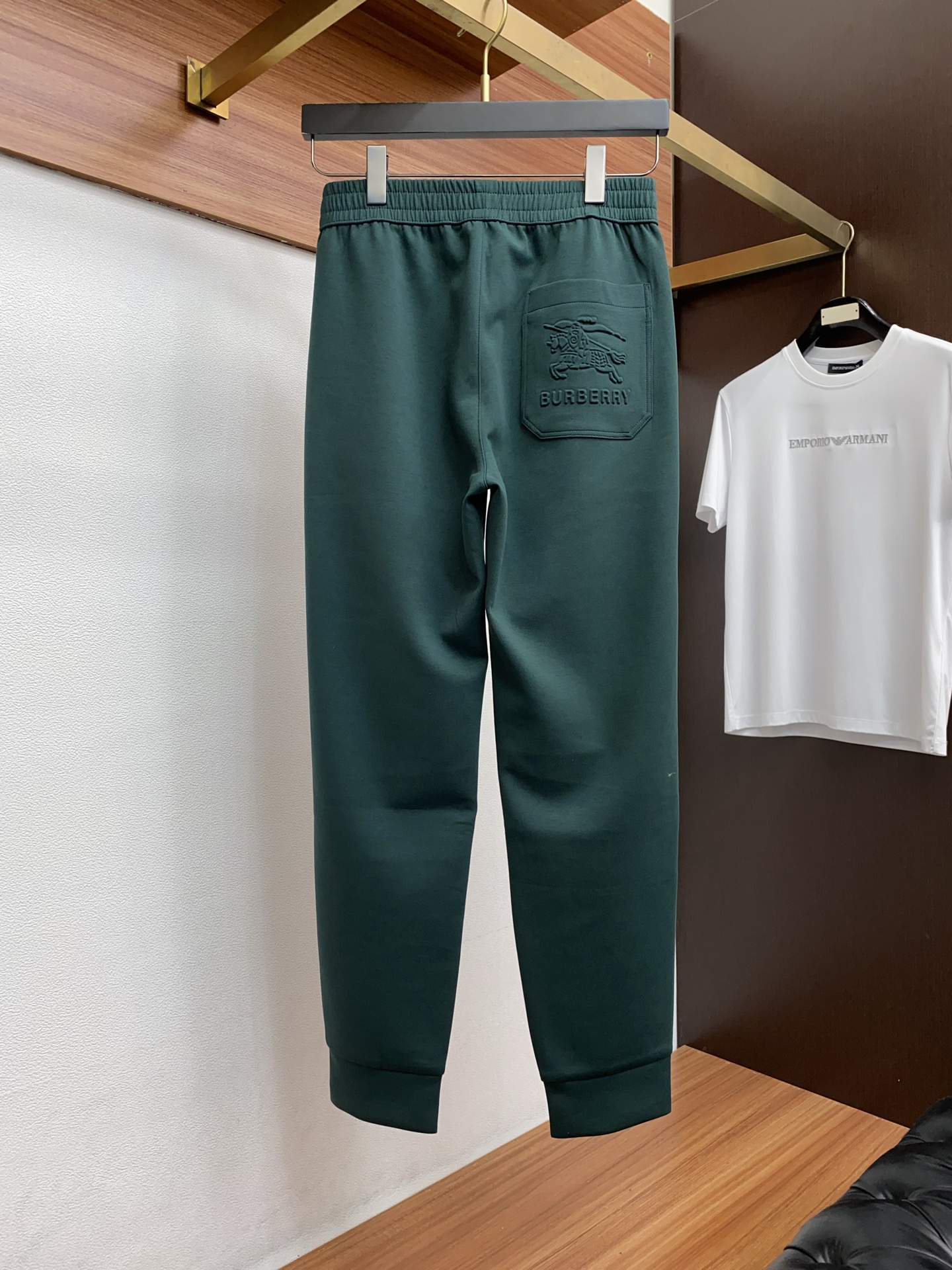 巴宝莉 专柜新品同步上市。原单订制高品质时尚休闲裤。超级百搭款。独家定制面料，手感细腻柔软，贴身舒适，上