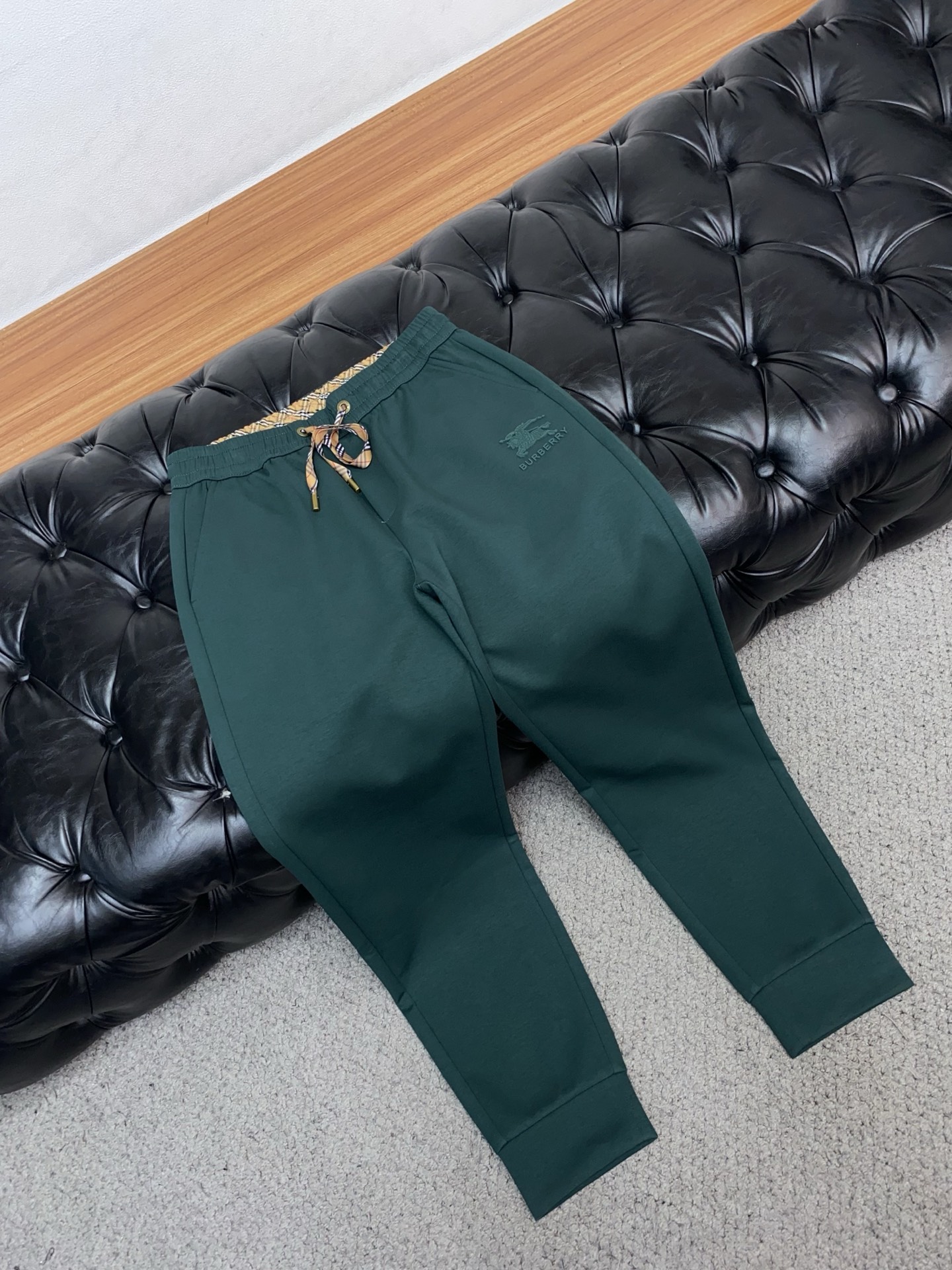 巴宝莉 专柜新品同步上市。原单订制高品质时尚休闲裤。超级百搭款。独家定制面料，手感细腻柔软，贴身舒适，上