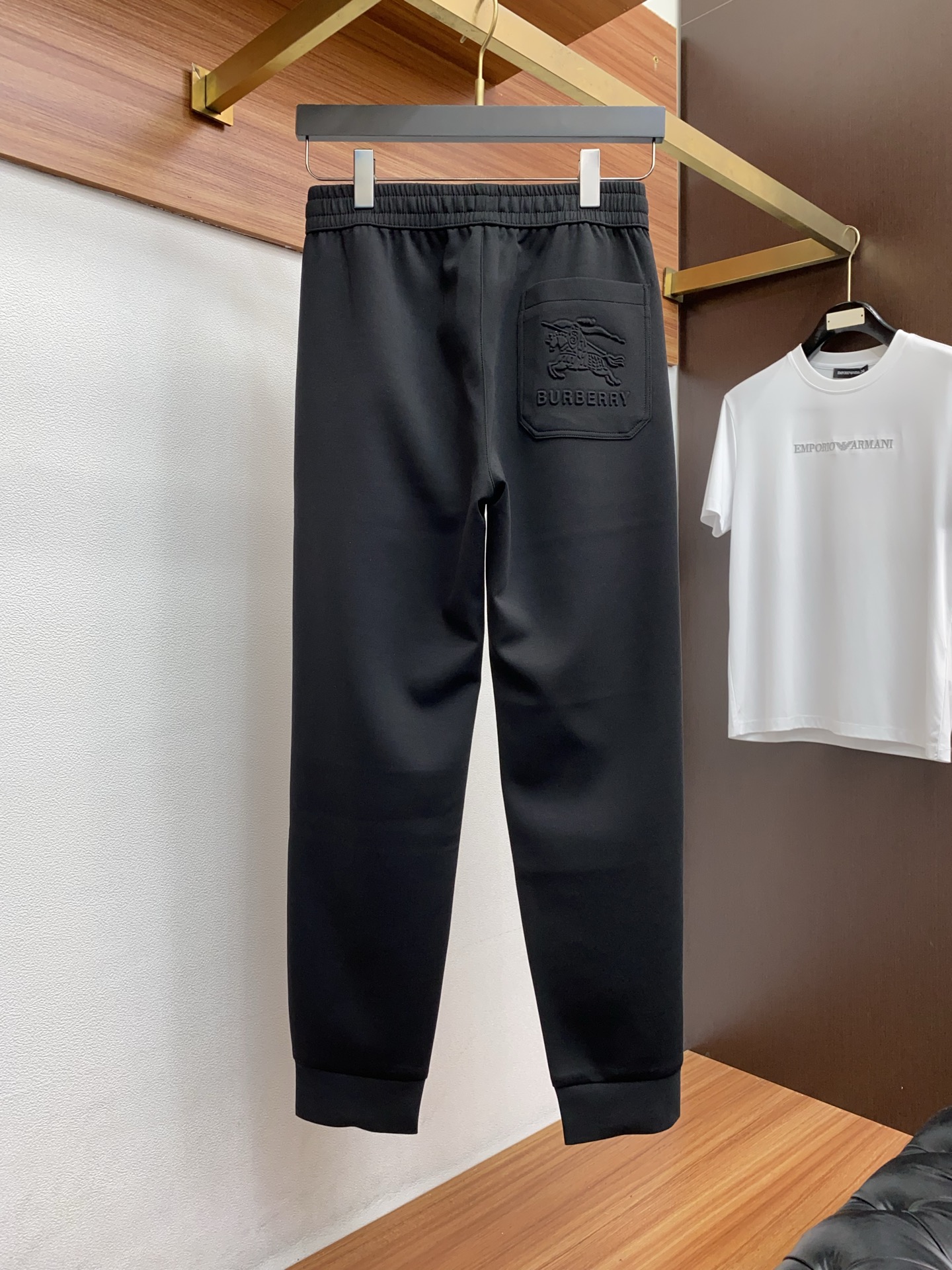 。🩵 巴宝莉 专柜新品同步上市。原单订制高品质时尚休闲裤。超级百搭款。独家定制面料，手感细腻柔软，贴身舒