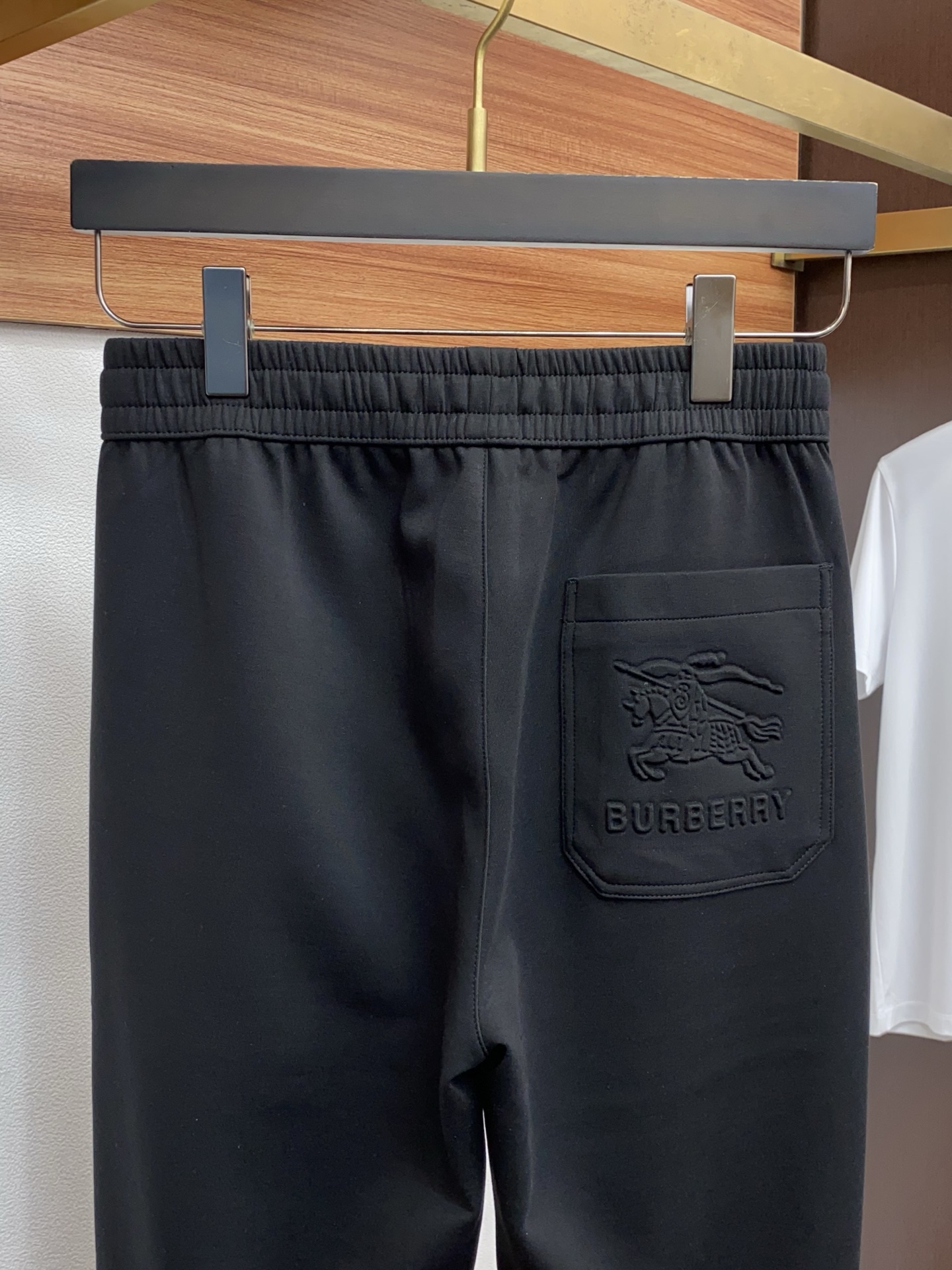 。🩵 巴宝莉 专柜新品同步上市。原单订制高品质时尚休闲裤。超级百搭款。独家定制面料，手感细腻柔软，贴身舒