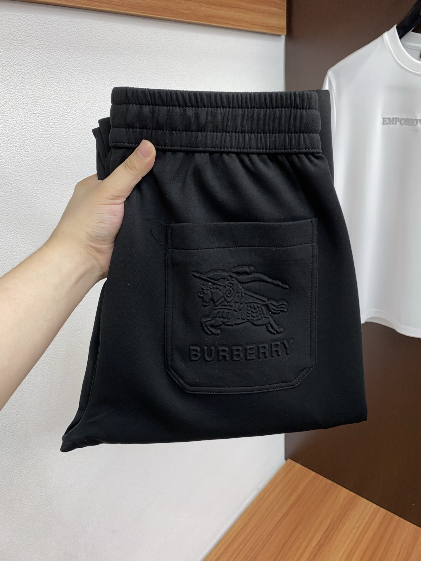 。🩵 巴宝莉 专柜新品同步上市。原单订制高品质时尚休闲裤。超级百搭款。独家定制面料，手感细腻柔软，贴身舒