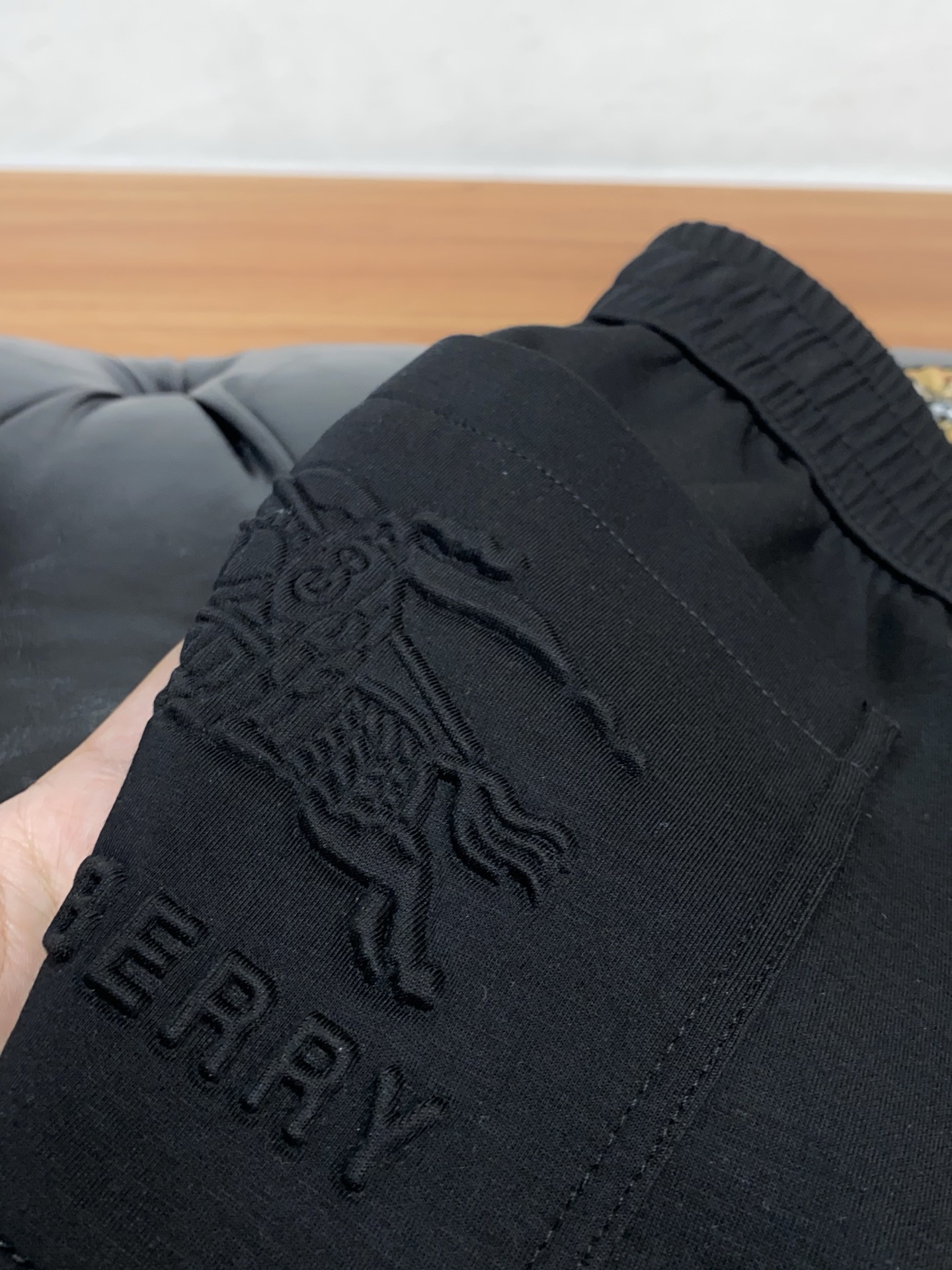 。🩵 巴宝莉 专柜新品同步上市。原单订制高品质时尚休闲裤。超级百搭款。独家定制面料，手感细腻柔软，贴身舒