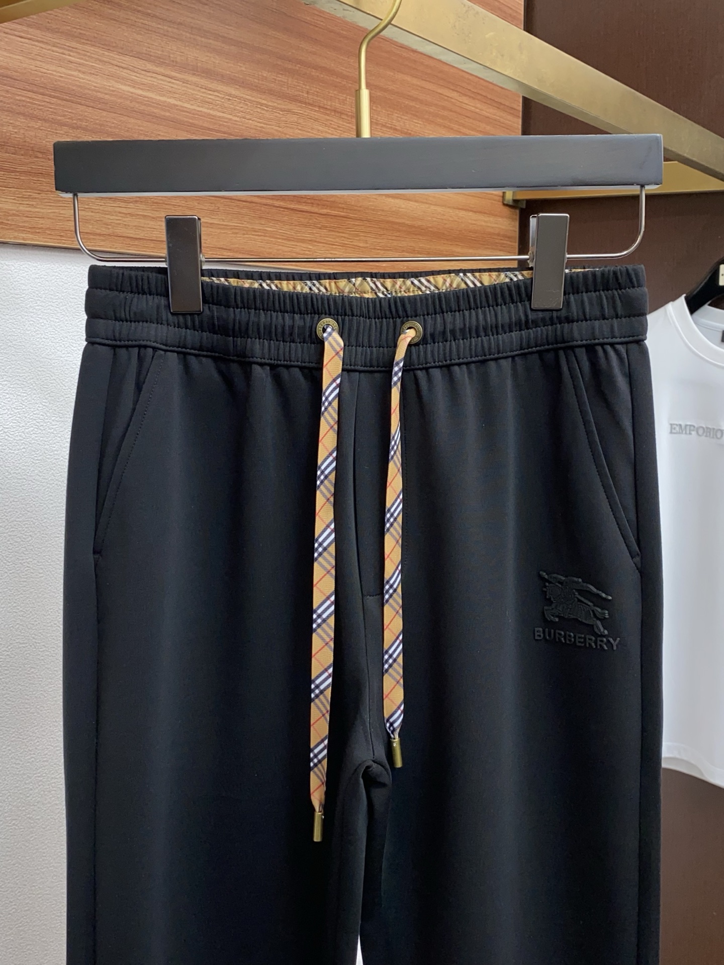 。🩵 巴宝莉 专柜新品同步上市。原单订制高品质时尚休闲裤。超级百搭款。独家定制面料，手感细腻柔软，贴身舒