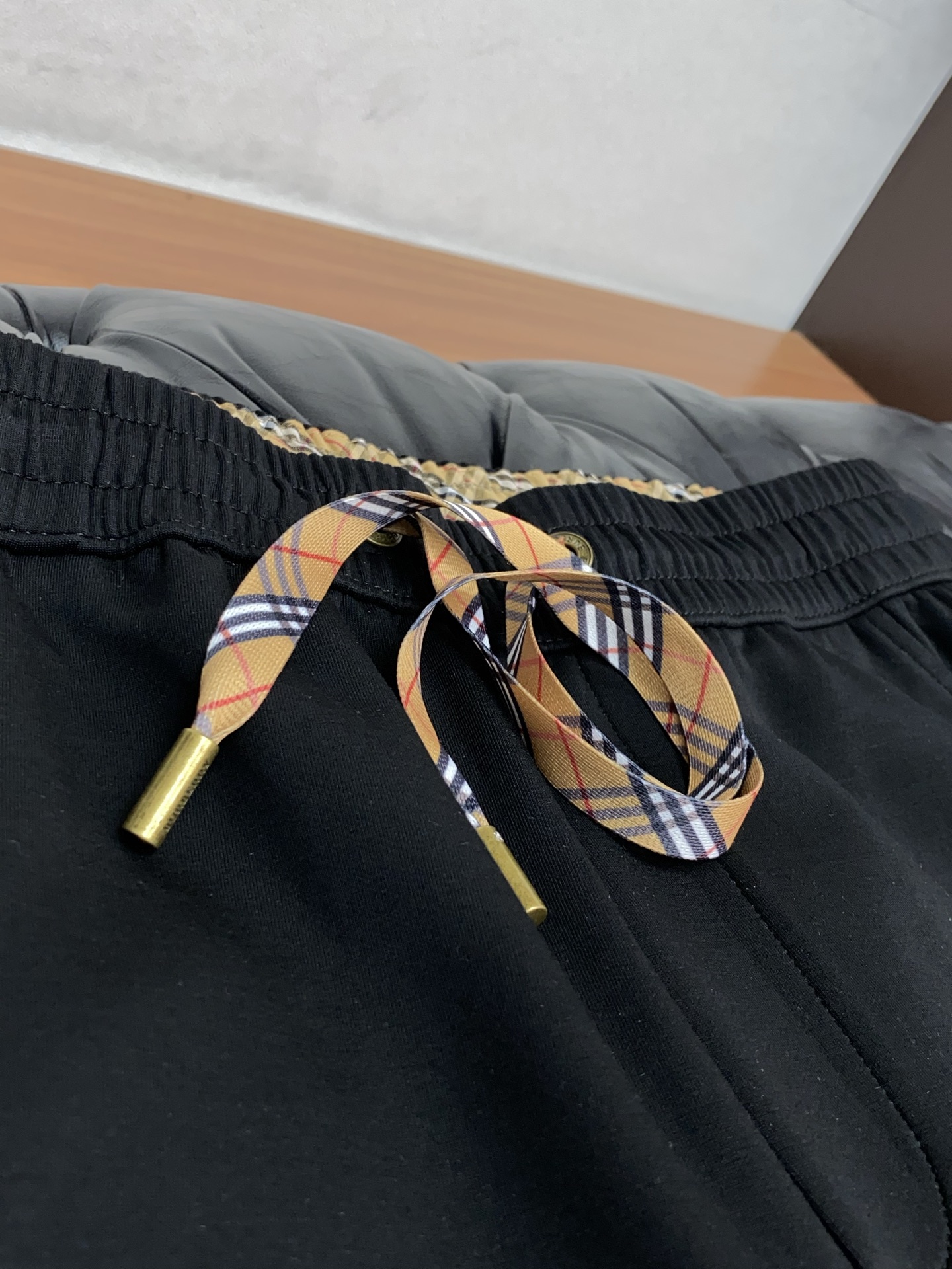 。🩵 巴宝莉 专柜新品同步上市。原单订制高品质时尚休闲裤。超级百搭款。独家定制面料，手感细腻柔软，贴身舒