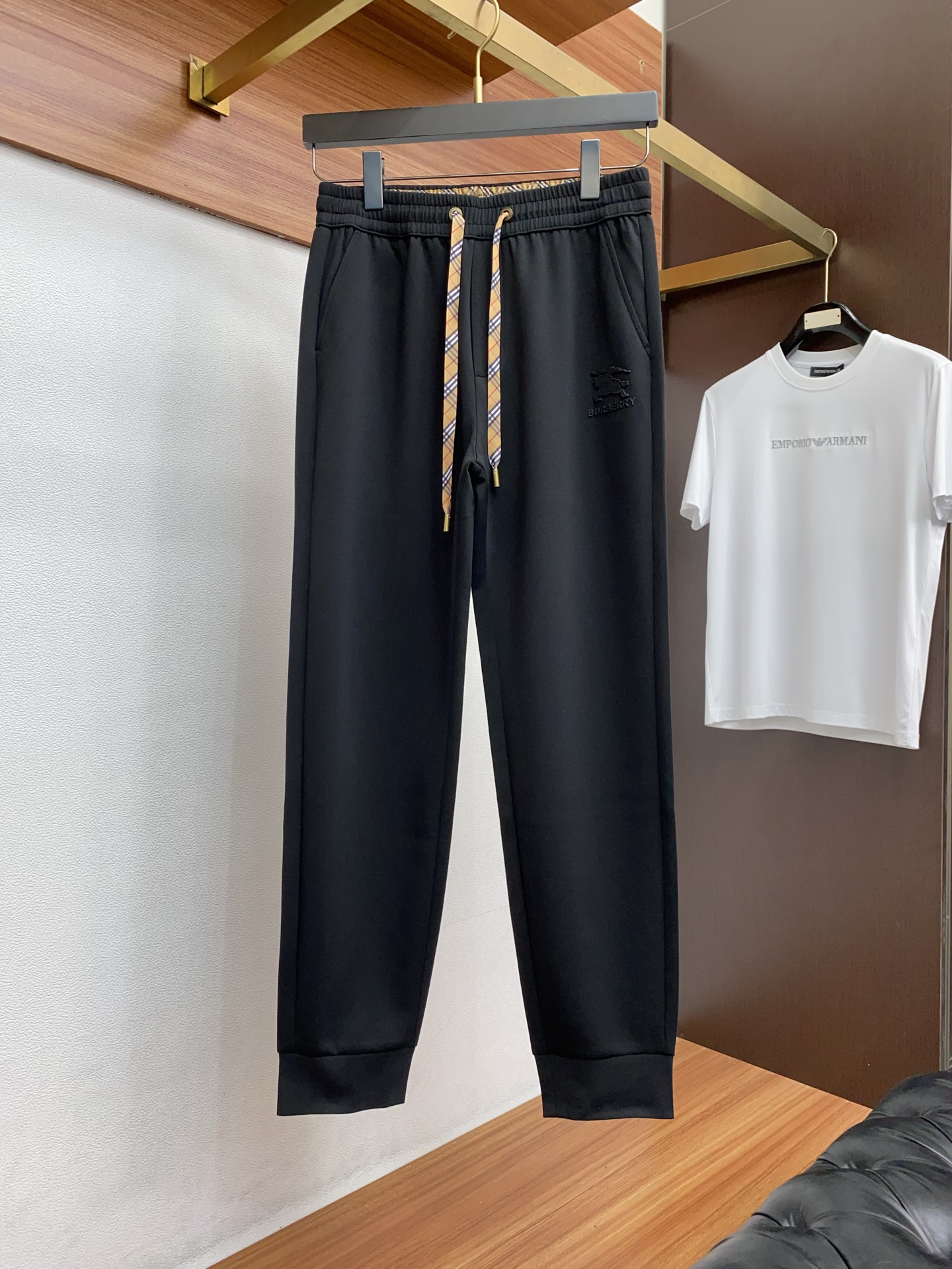 。🩵 巴宝莉 专柜新品同步上市。原单订制高品质时尚休闲裤。超级百搭款。独家定制面料，手感细腻柔软，贴身舒