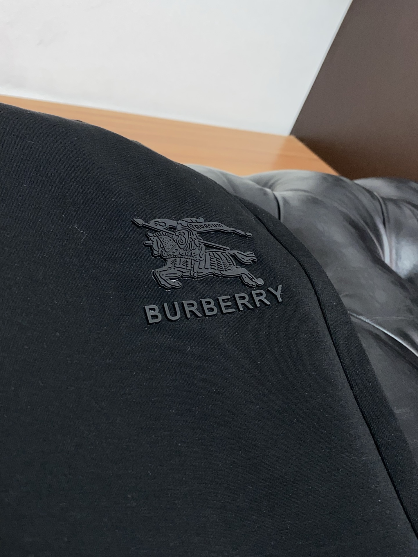 。🩵 巴宝莉 专柜新品同步上市。原单订制高品质时尚休闲裤。超级百搭款。独家定制面料，手感细腻柔软，贴身舒