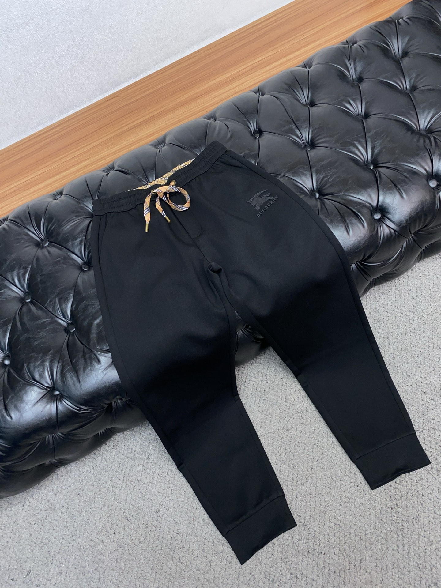 。🩵 巴宝莉 专柜新品同步上市。原单订制高品质时尚休闲裤。超级百搭款。独家定制面料，手感细腻柔软，贴身舒