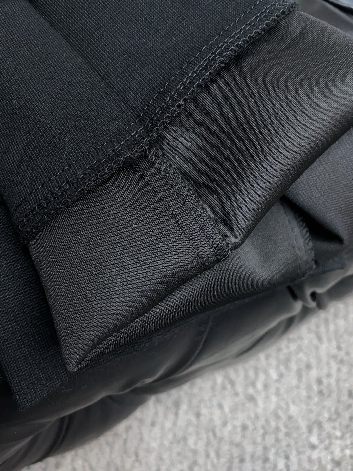 。🩵 巴宝莉 专柜新品同步上市。原单订制高品质时尚休闲裤。超级百搭款。独家定制面料，手感细腻柔软，贴身舒