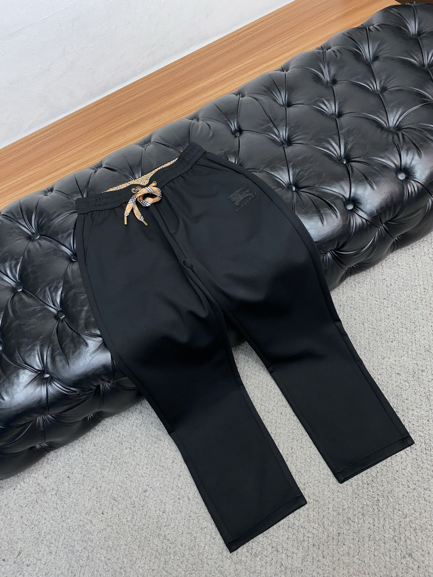 。🩵巴宝莉 专柜新品同步上市。原单订制高品质时尚休闲裤。超级百搭款。独家定制面料，手感细腻柔软，贴身舒适