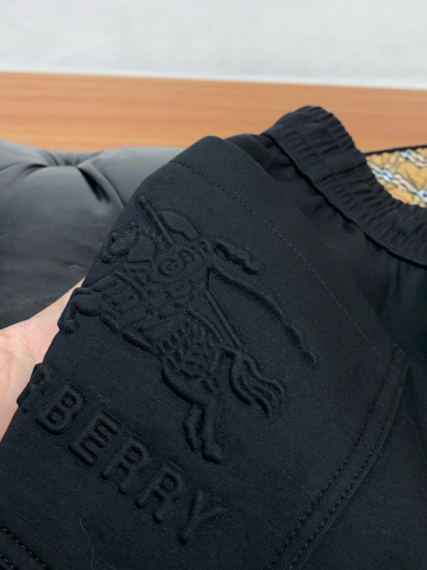 。🩵巴宝莉 专柜新品同步上市。原单订制高品质时尚休闲裤。超级百搭款。独家定制面料，手感细腻柔软，贴身舒适