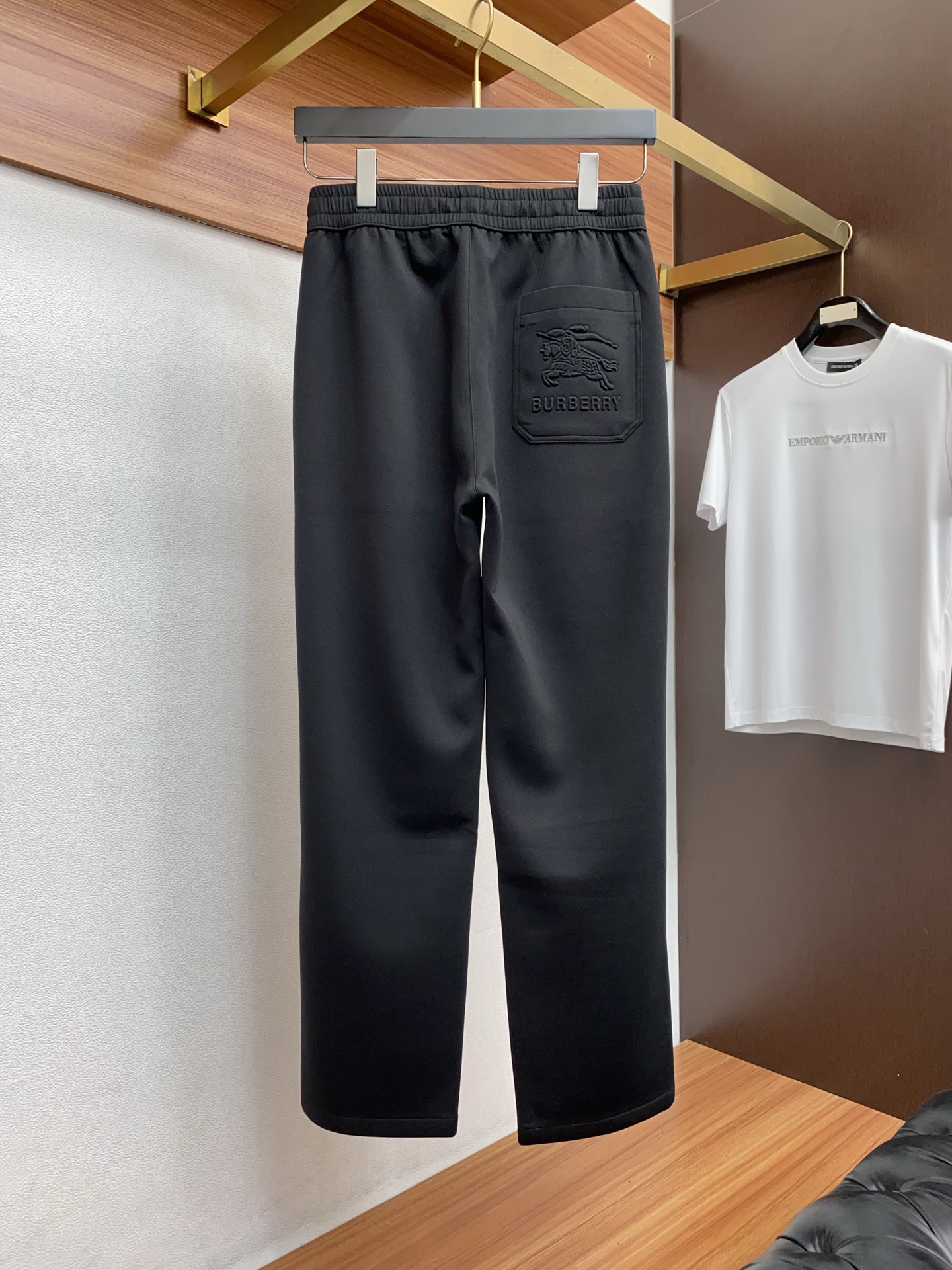 。🩵巴宝莉 专柜新品同步上市。原单订制高品质时尚休闲裤。超级百搭款。独家定制面料，手感细腻柔软，贴身舒适