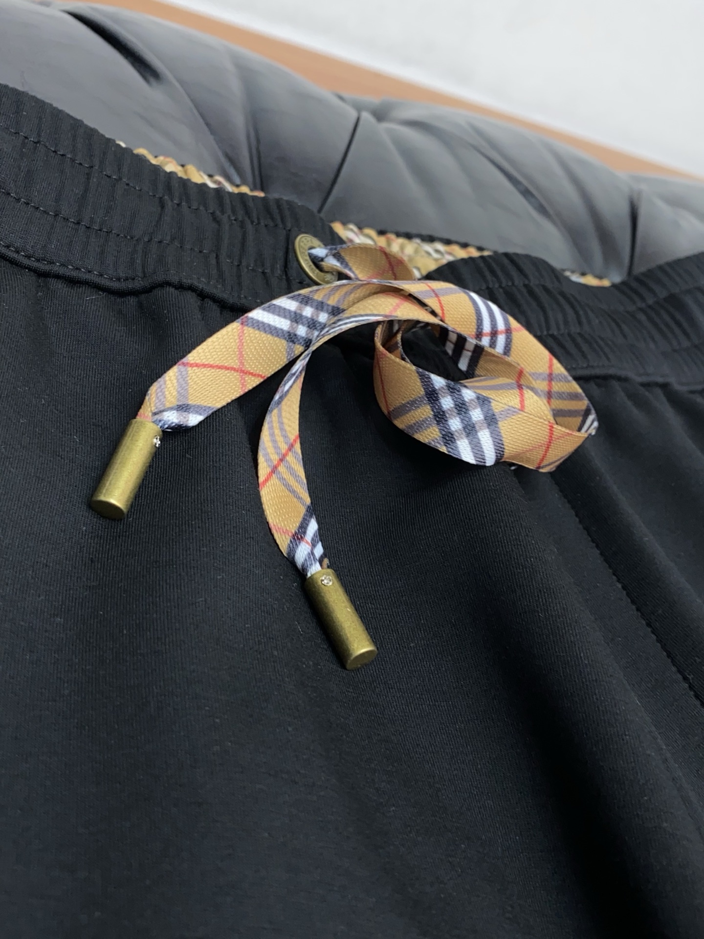 。🩵巴宝莉 专柜新品同步上市。原单订制高品质时尚休闲裤。超级百搭款。独家定制面料，手感细腻柔软，贴身舒适