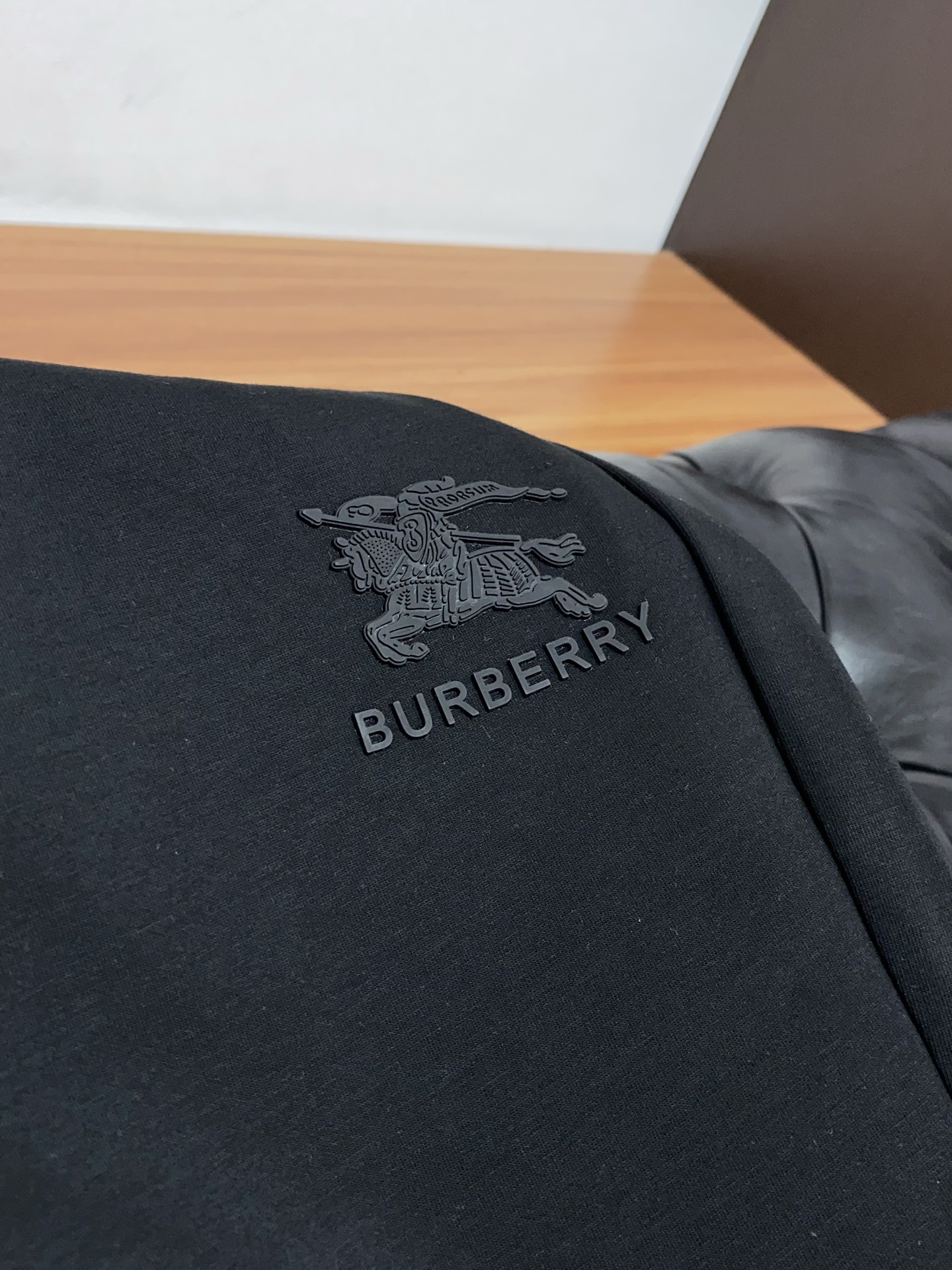 。🩵巴宝莉 专柜新品同步上市。原单订制高品质时尚休闲裤。超级百搭款。独家定制面料，手感细腻柔软，贴身舒适