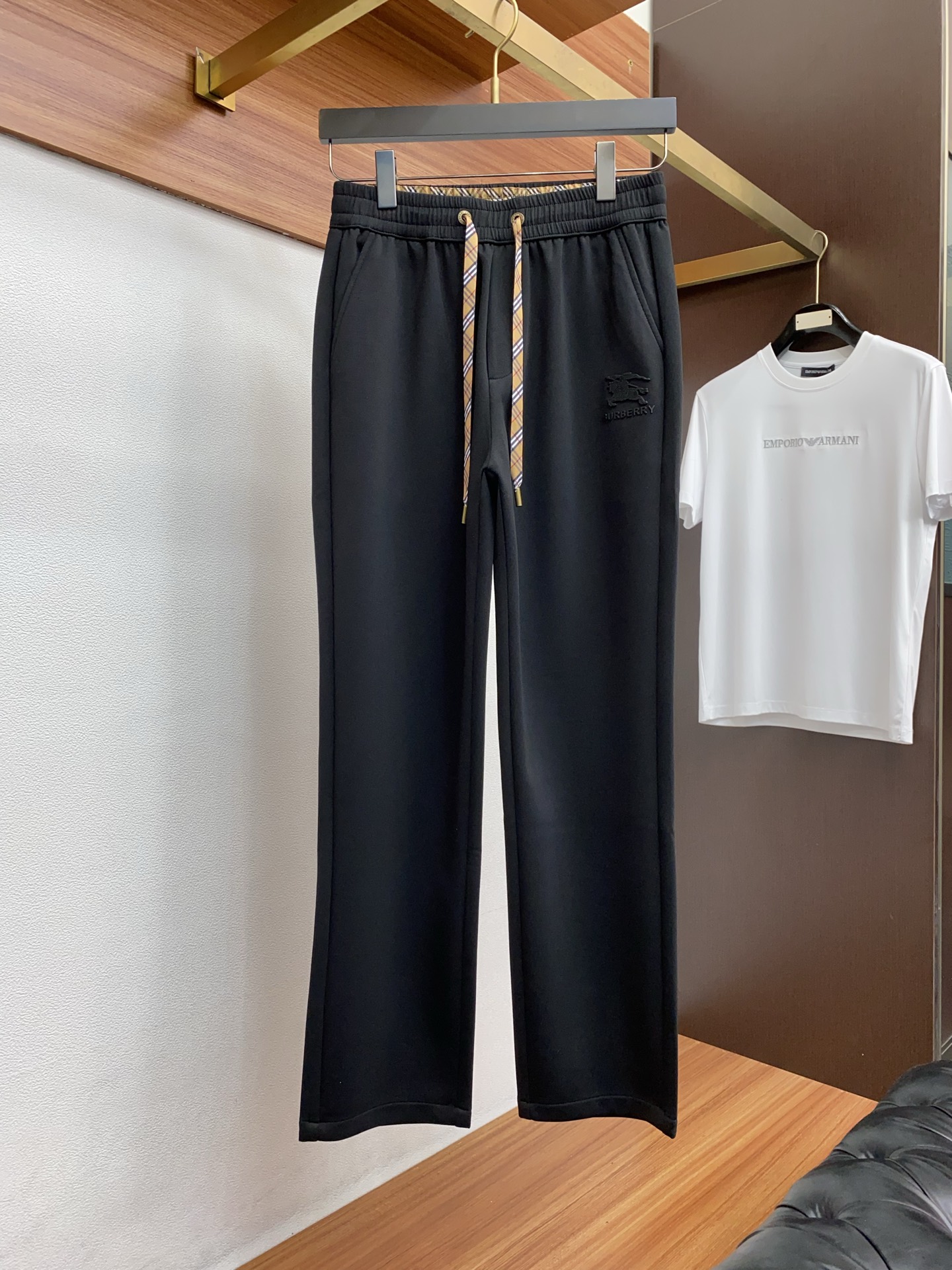 。🩵巴宝莉 专柜新品同步上市。原单订制高品质时尚休闲裤。超级百搭款。独家定制面料，手感细腻柔软，贴身舒适