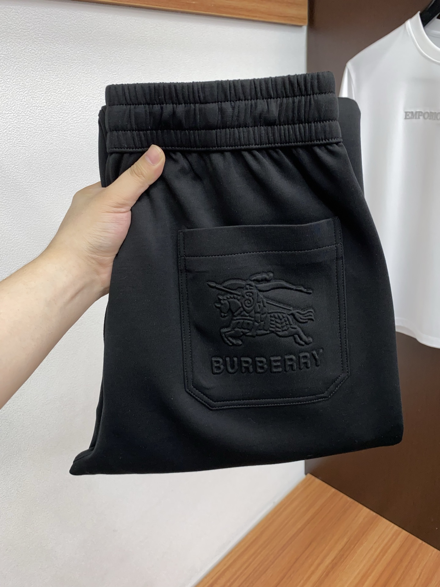 。🩵巴宝莉 专柜新品同步上市。原单订制高品质时尚休闲裤。超级百搭款。独家定制面料，手感细腻柔软，贴身舒适