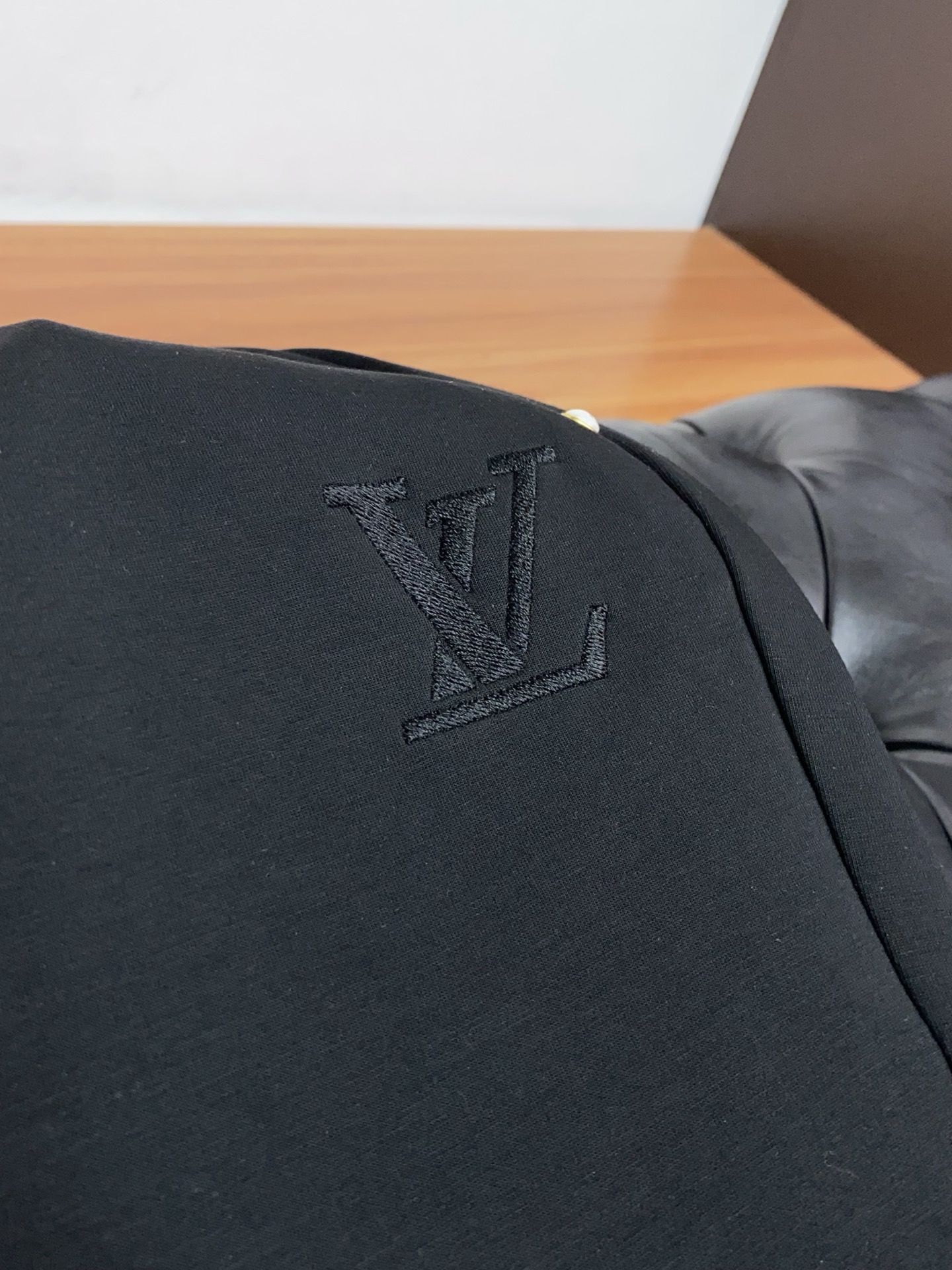 。🩵 1v 路易威登 专柜新品同步上市。原单订制高品质时尚休闲裤。超级百搭款。独家定制面料，手感细腻柔软