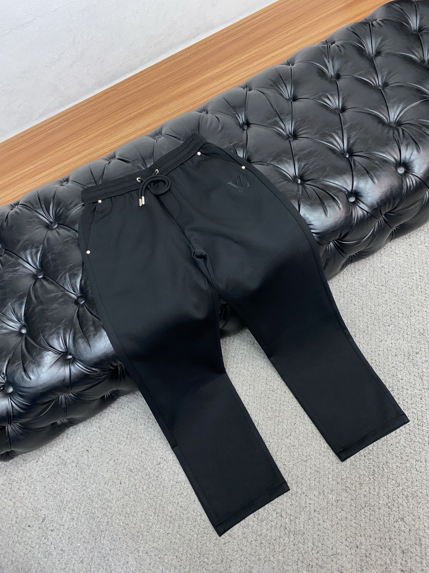 。🩵 1v 路易威登 专柜新品同步上市。原单订制高品质时尚休闲裤。超级百搭款。独家定制面料，手感细腻柔软