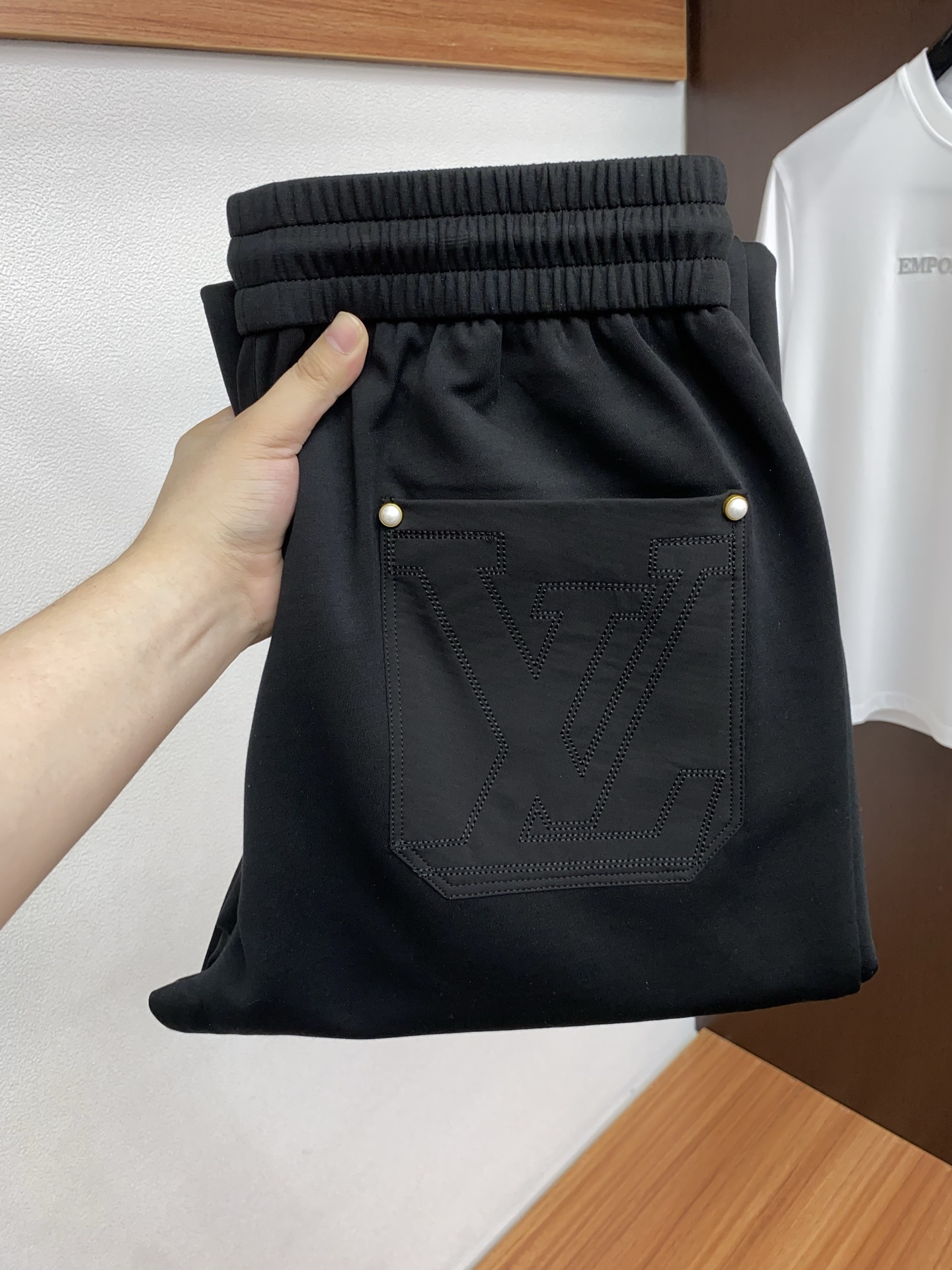 。🩵 1v 路易威登 专柜新品同步上市。原单订制高品质时尚休闲裤。超级百搭款。独家定制面料，手感细腻柔软