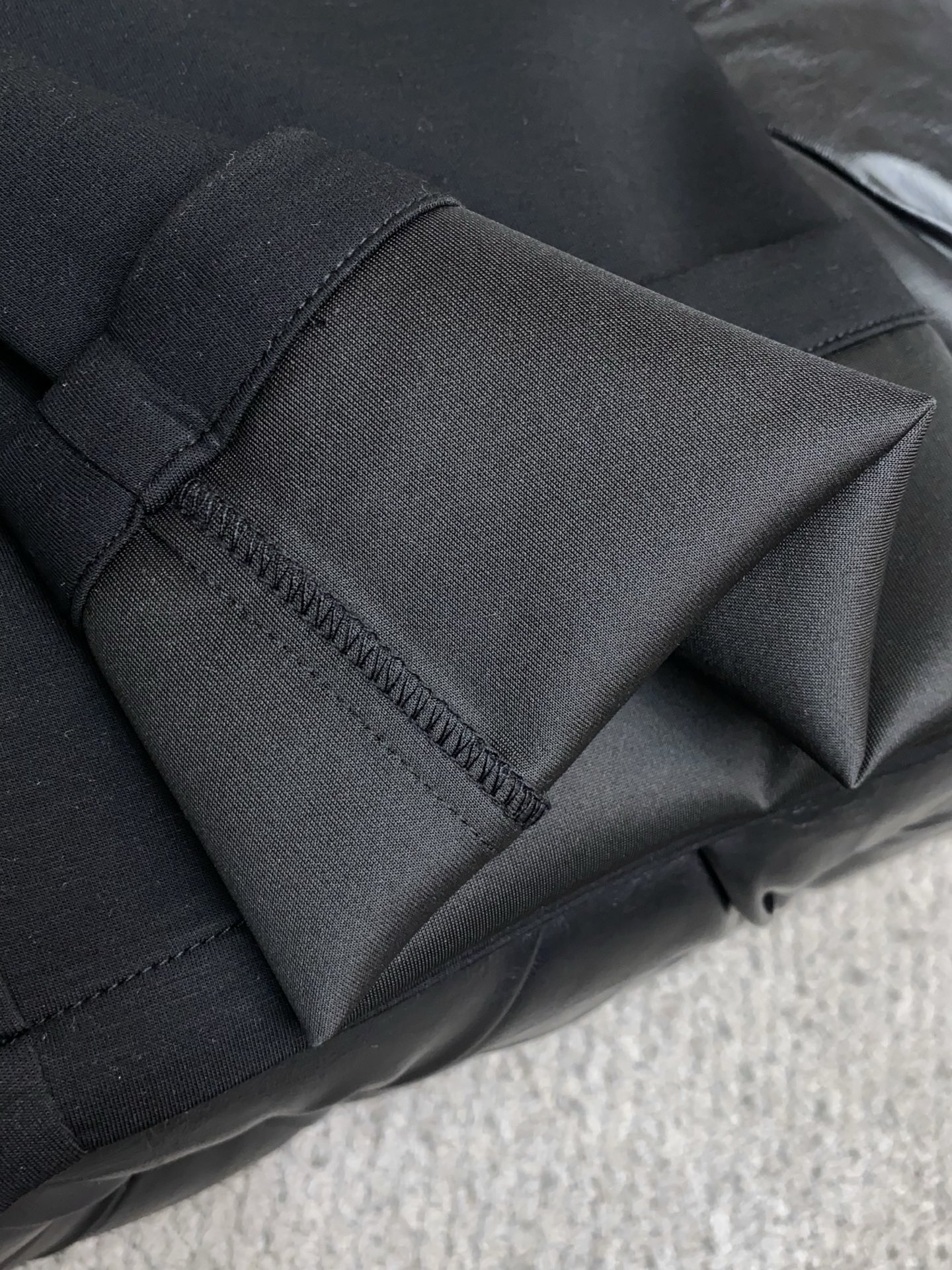 。🩵 1v 路易威登 专柜新品同步上市。原单订制高品质时尚休闲裤。超级百搭款。独家定制面料，手感细腻柔软