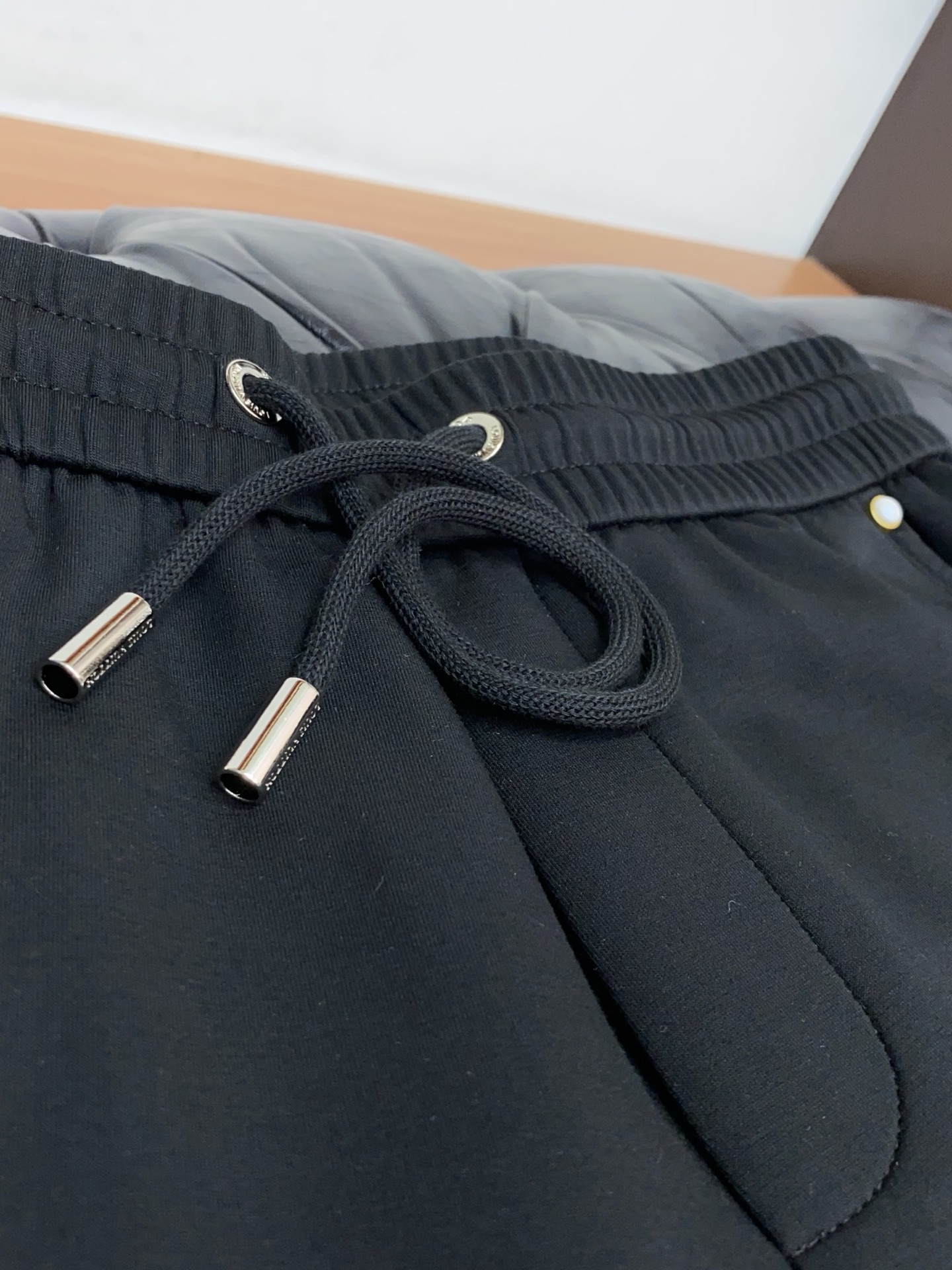 。🩵 1v 路易威登 专柜新品同步上市。原单订制高品质时尚休闲裤。超级百搭款。独家定制面料，手感细腻柔软