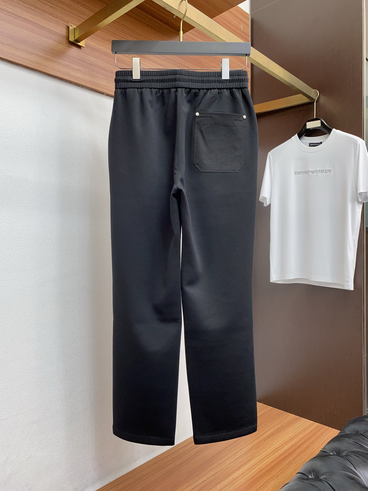 。🩵 1v 路易威登 专柜新品同步上市。原单订制高品质时尚休闲裤。超级百搭款。独家定制面料，手感细腻柔软