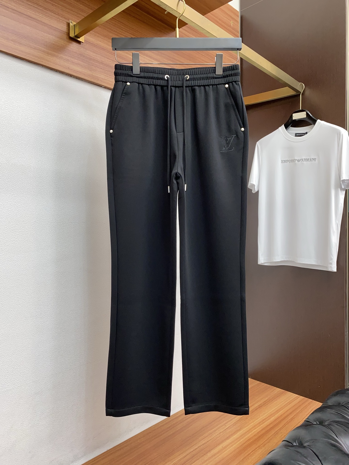 。🩵 1v 路易威登 专柜新品同步上市。原单订制高品质时尚休闲裤。超级百搭款。独家定制面料，手感细腻柔软