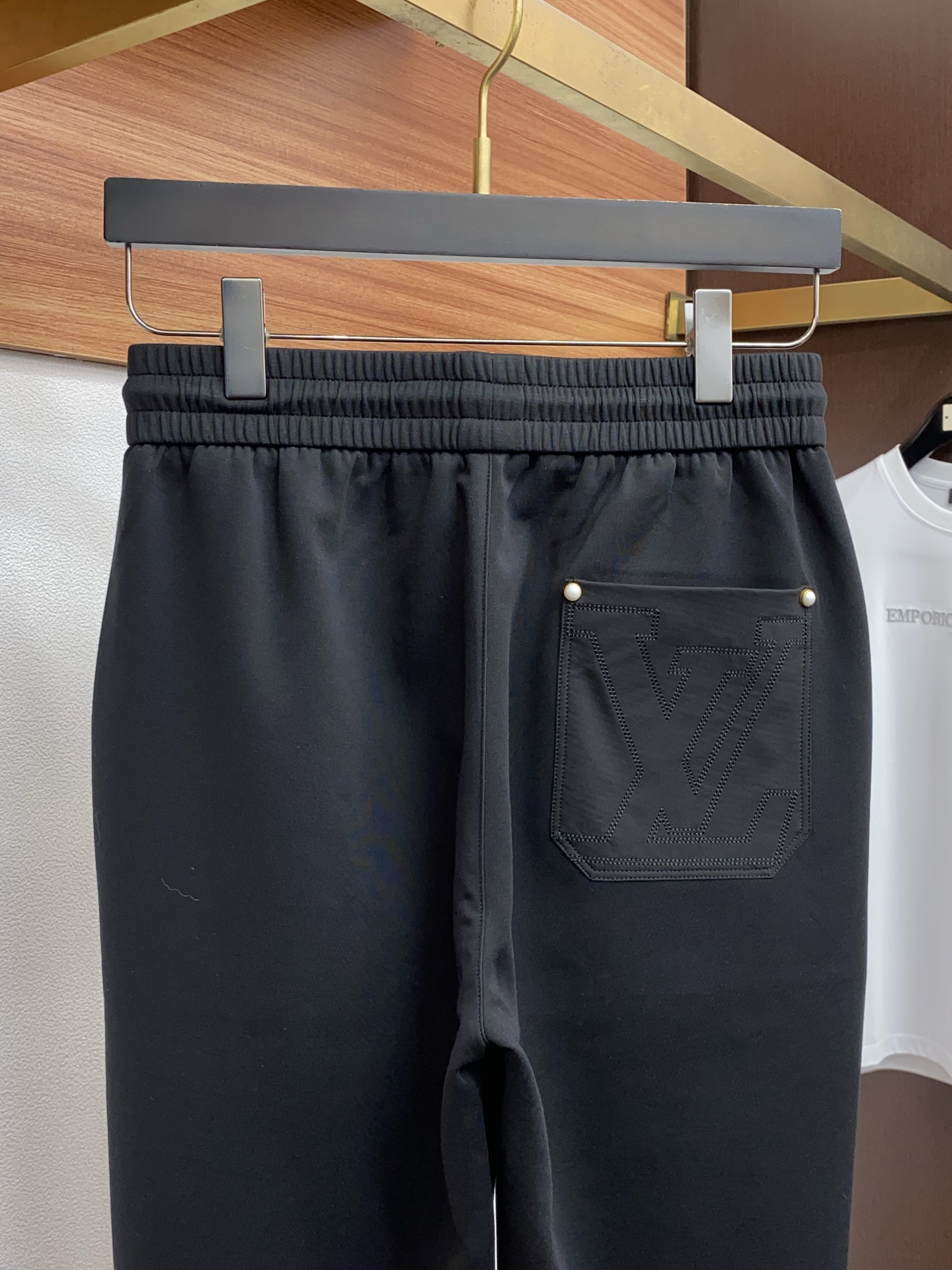 。🩵 1v 路易威登 专柜新品同步上市。原单订制高品质时尚休闲裤。超级百搭款。独家定制面料，手感细腻柔软