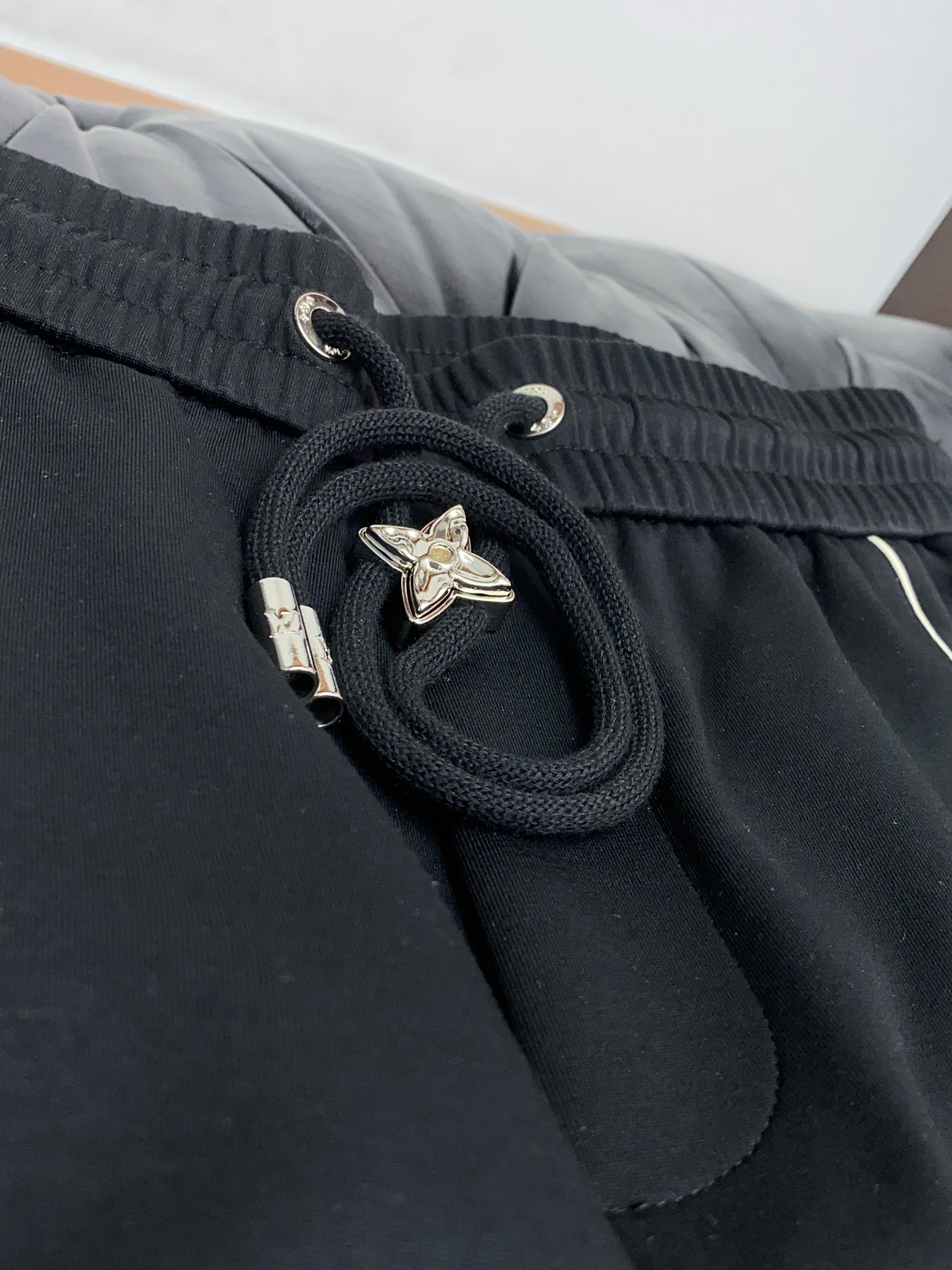 。🩵 1v路易威登 专柜新品同步上市。原单订制高品质时尚休闲裤。超级百搭款。独家定制面料，手感细腻柔软，