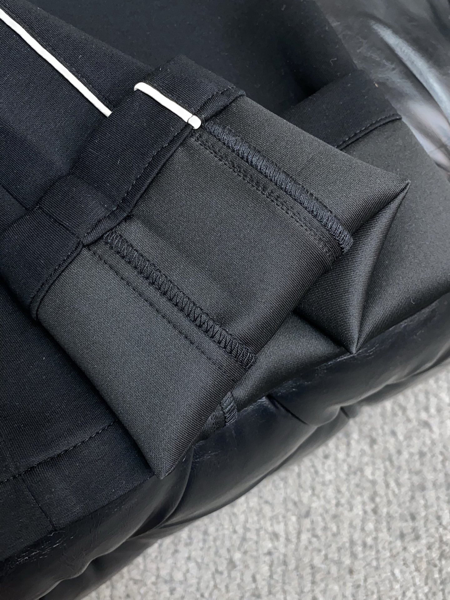 。🩵 1v路易威登 专柜新品同步上市。原单订制高品质时尚休闲裤。超级百搭款。独家定制面料，手感细腻柔软，