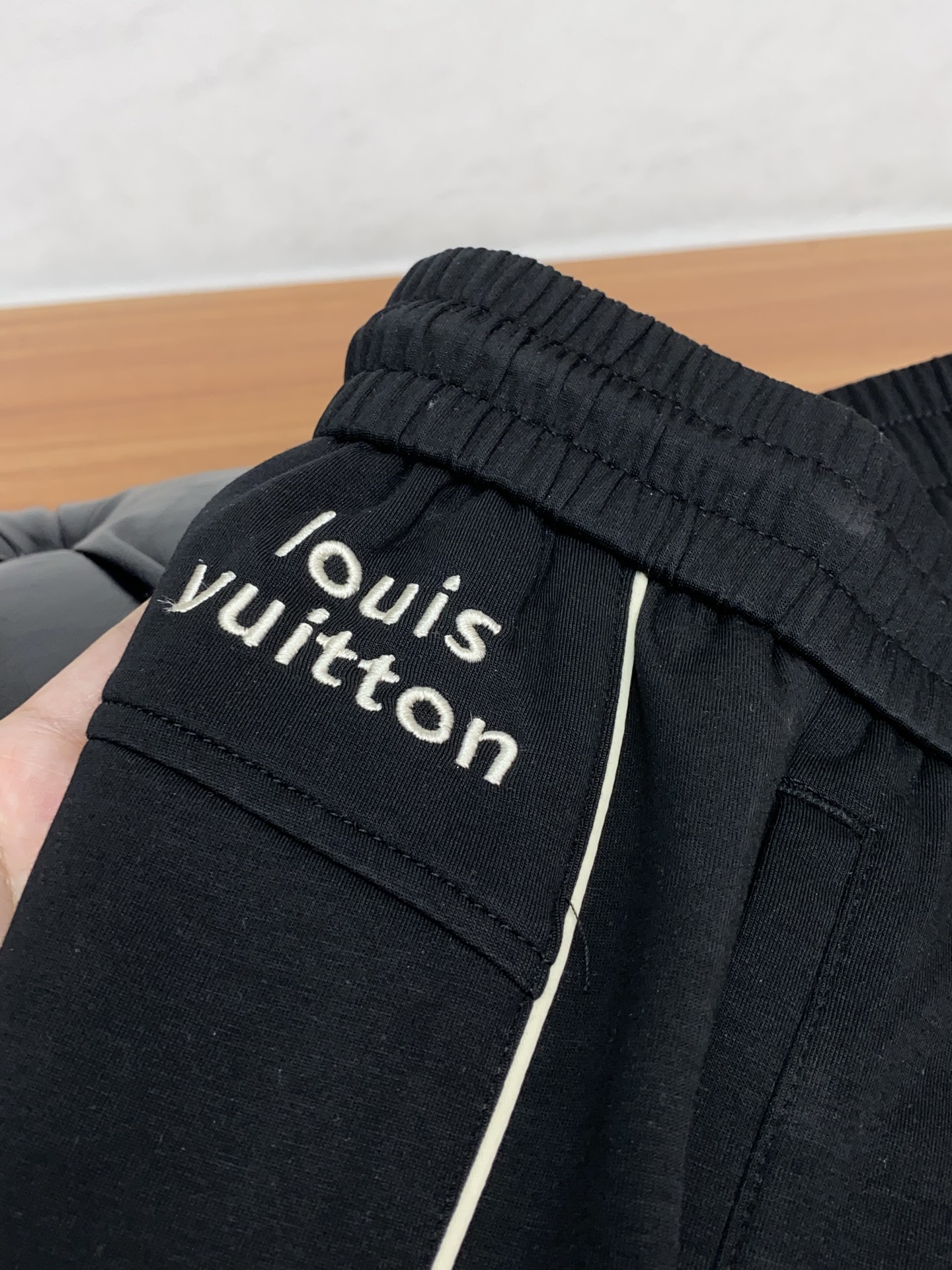 。🩵 1v路易威登 专柜新品同步上市。原单订制高品质时尚休闲裤。超级百搭款。独家定制面料，手感细腻柔软，