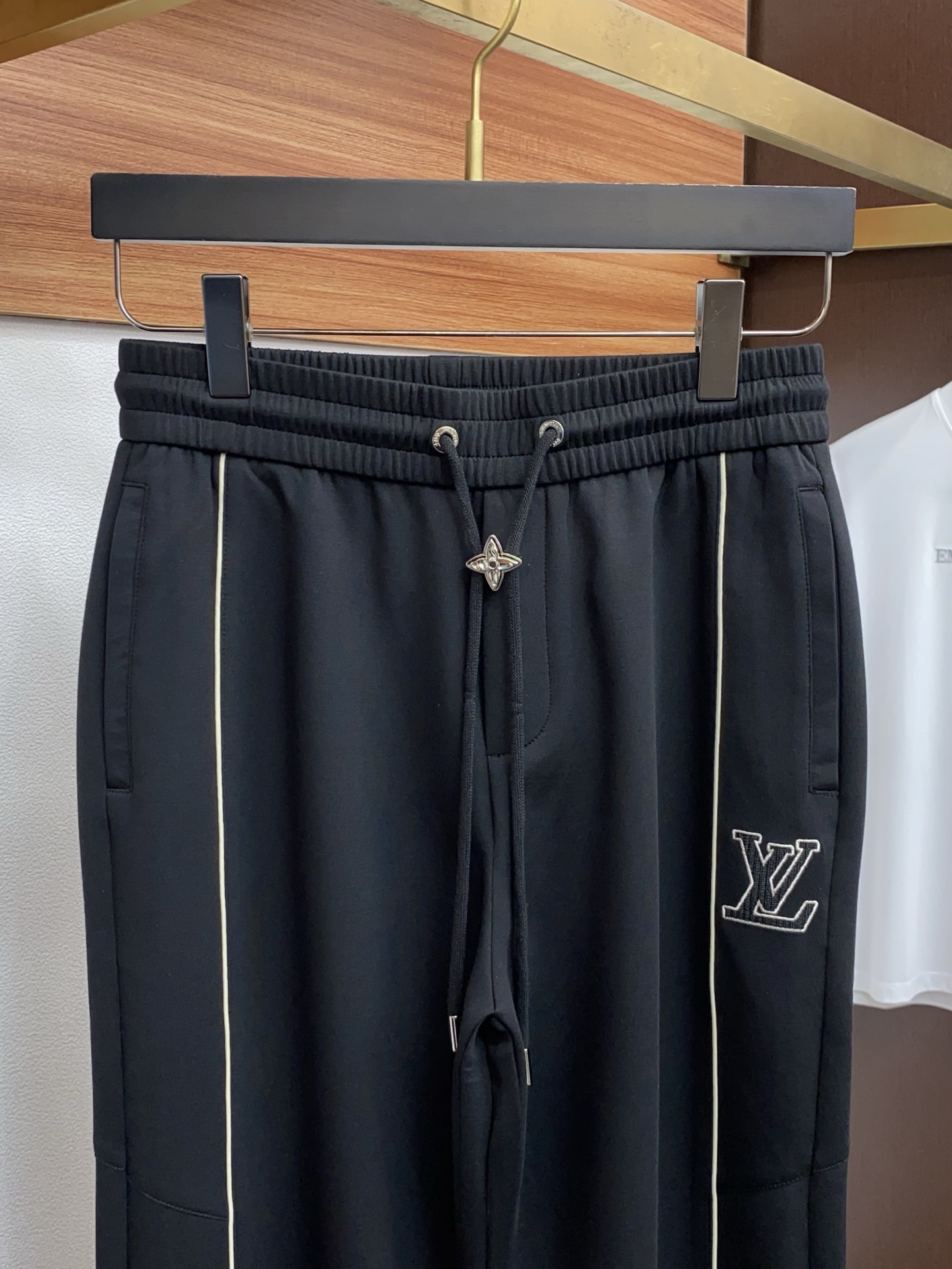 。🩵 1v路易威登 专柜新品同步上市。原单订制高品质时尚休闲裤。超级百搭款。独家定制面料，手感细腻柔软，