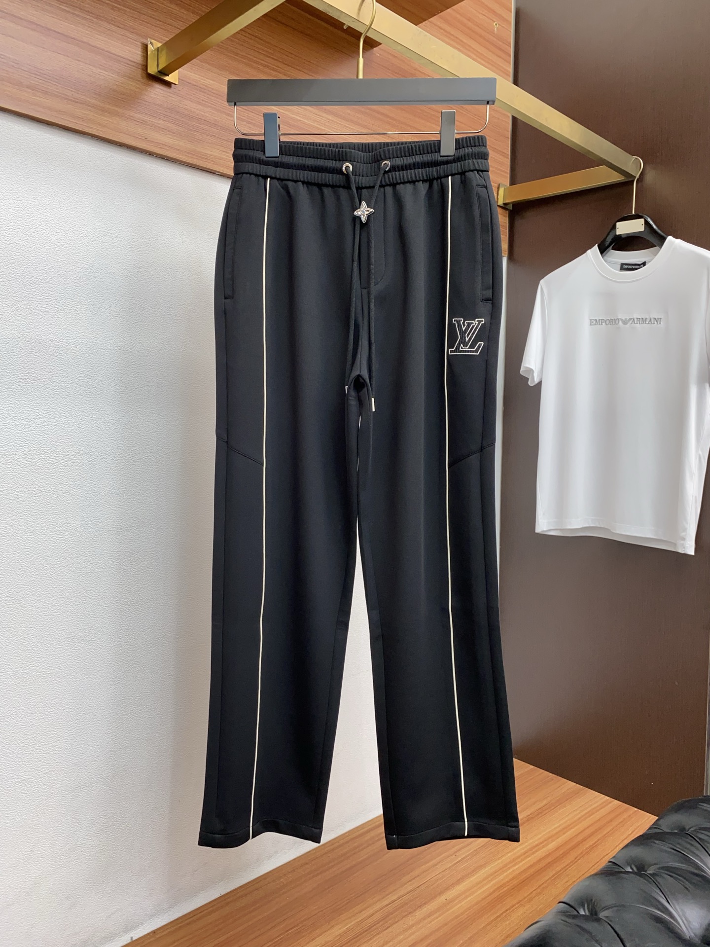 。🩵 1v路易威登 专柜新品同步上市。原单订制高品质时尚休闲裤。超级百搭款。独家定制面料，手感细腻柔软，