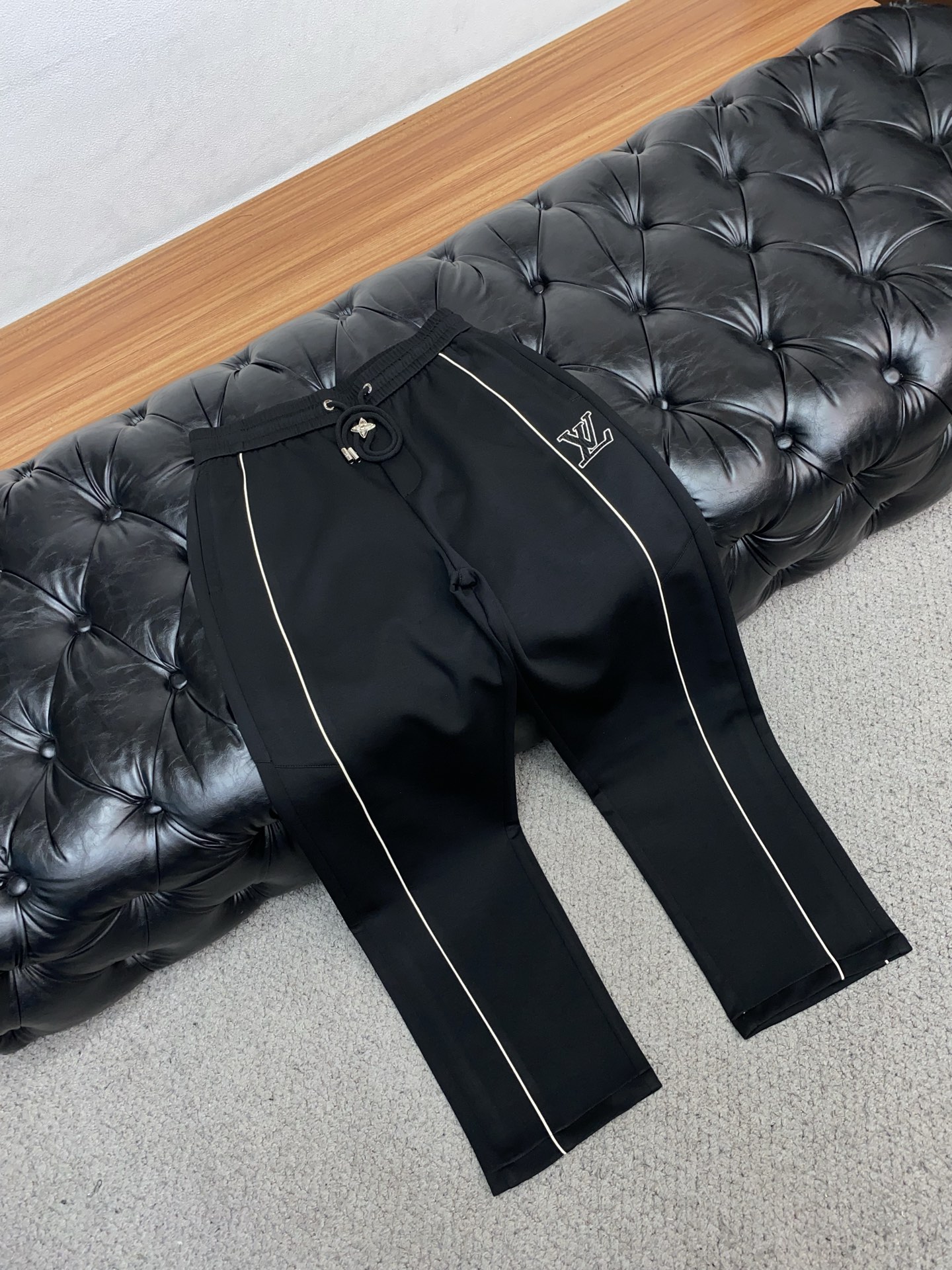 。🩵 1v路易威登 专柜新品同步上市。原单订制高品质时尚休闲裤。超级百搭款。独家定制面料，手感细腻柔软，